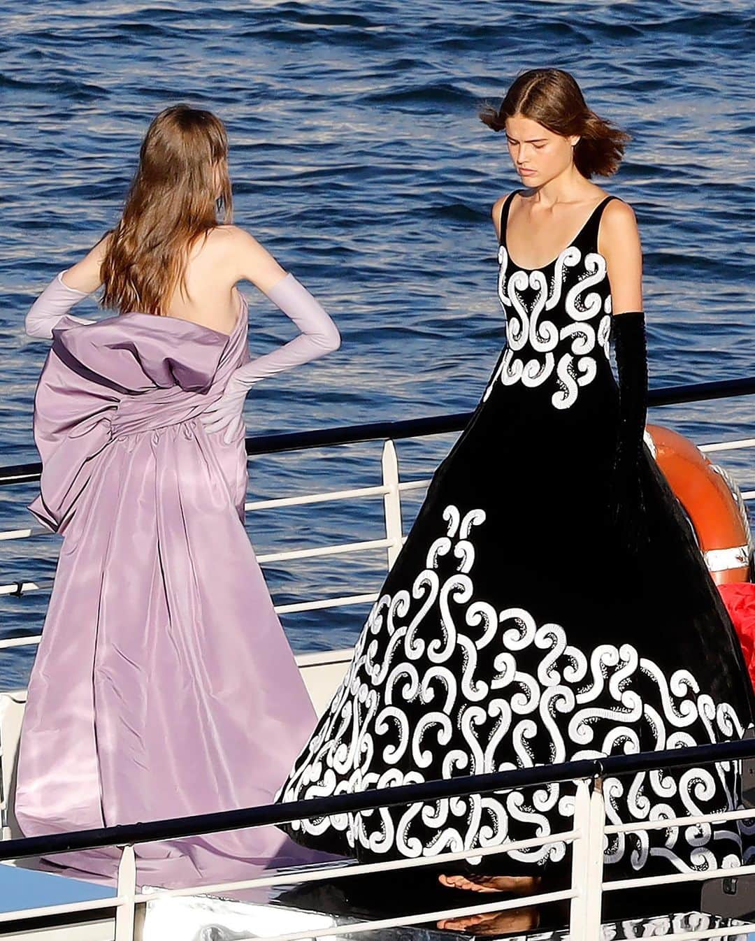 Fashion Weekのインスタグラム：「Come sail away with @balmain! #FBF to the #BalmainSurSeine Couture Show, which was set on a barge drifting down Paris's Seine River. The two-hour experience featured models dressed in couture pieces from the Balmain archives, along with a musical and dance performance. This Saturday, the floating couture show will re-stream on @fhcm at 8:30pm Paris time.⁠⠀ ⁠⠀ Photo by @gettyimages」