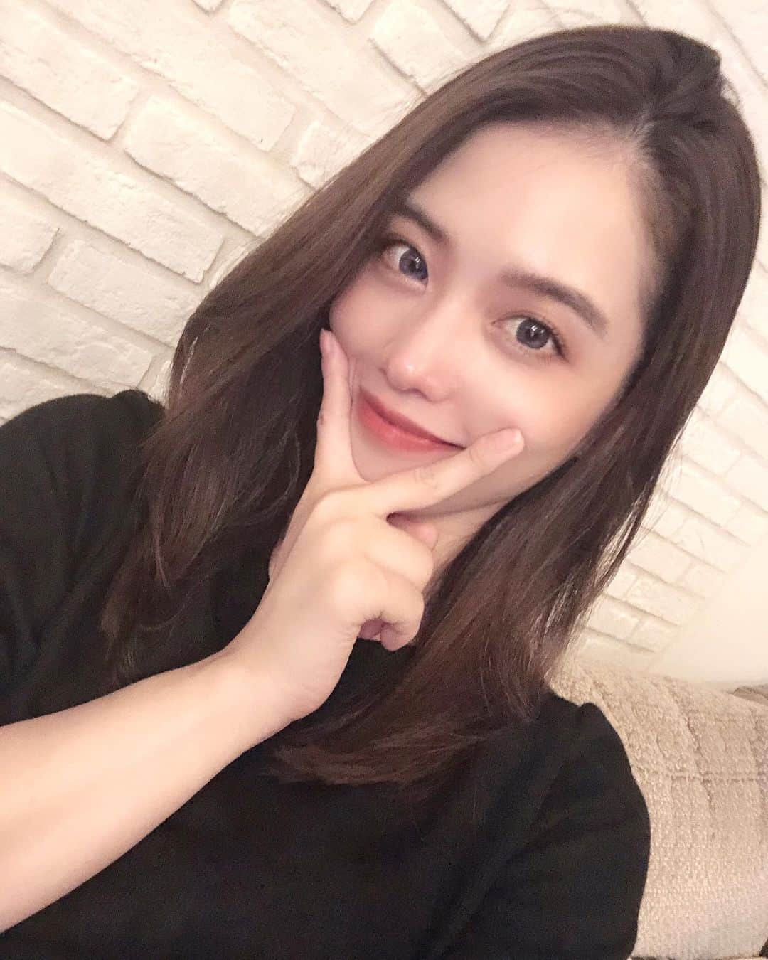 のインスタグラム：「イメーチェン‼️久しぶりに15cm以上⁉️切った💇‍♀️のに...何故かみんな全然気付いてくれなーーい🤦🏼‍♀️🤦🏼‍♀️🤦🏼‍♀️ なーんーでーだーーwww  @nor1.n  ちゃん、いつもありがとう😊💓 徐々にちょこちょこ切ってもらって結局まあまあ切りましたw   #気分転換  #イメチェン　#セミディ #ミディアムヘア  #cut #happy #love #気づいて欲しい　#笑」