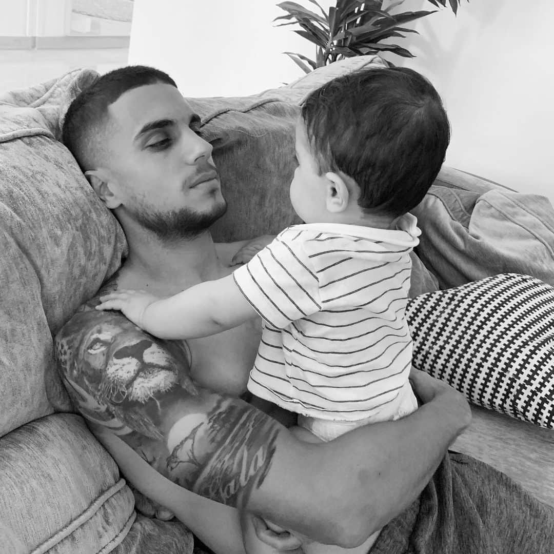 マルク・バルトラのインスタグラム：「Be brave, stay tall. 🤍 #babyMax」