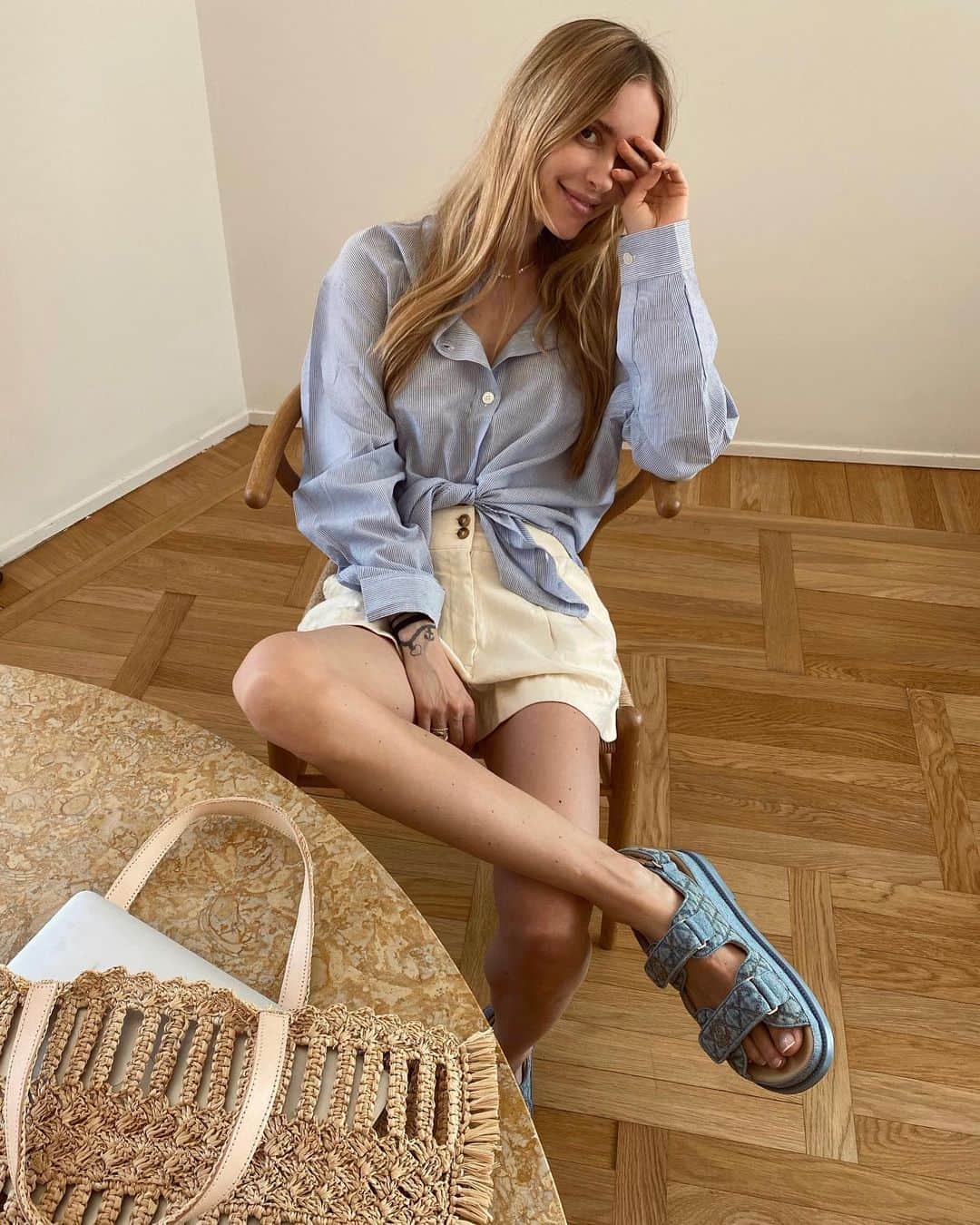 ペニーレ・タイスベックのインスタグラム：「Annonce Last Day at the office before holidays💛 @vanessabruno」