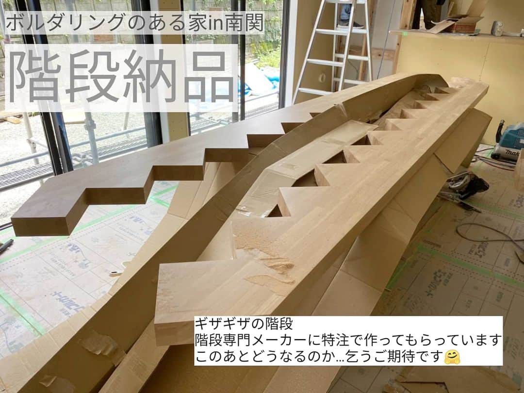 有限会社 稲葉製材住宅のインスタグラム：「ボルダリングのある家　Day22 【階段入荷】 ギザギザな階段が入ってきました⚡ 登るだけではなく魅せる階段 お楽しみーーー🙈🙈🙈  #階段 #オーダー #魅せる階段 #工事の流れ #工事進捗 #木造 #新築 #高性能住宅 #新築 #家 #家づくり #マイホーム #暮らしやすい家 #使いやすい家 #丁寧な家づくり #庭のある暮らし #家具と暮らす #暮らし #楽しい暮らし #ナチュラル #工務店 #注文住宅 #熊本 #玉名 #山鹿 #稲葉製材住宅 #イナバ  家族の未来、地球の未来を考えた家づくり  施工対応エリア 玉名、山鹿、荒尾、熊本市 県北メイン」