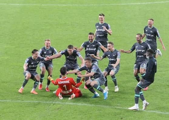 ズラタン・アロメロヴィッチさんのインスタグラム写真 - (ズラタン・アロメロヴィッチInstagram)「Happiness! Emotions! Football! @lechia_gdansk #happy #emotional #football #goalkeeperlife #keeper #poland #cup #alwayspositive」7月10日 16時27分 - zlajoo33