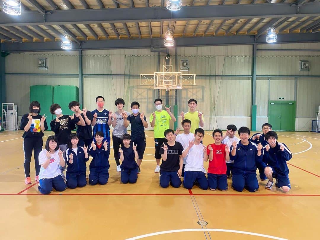 北海道メディカル・スポーツ専門学校のインスタグラム：「体験授業に来てくれました❗️ #千歳北陽高校　のみなさんありがとうございました😊  スポーツトレーナー学科の2年生が今までの勉強を活かして体験授業をコーディネートしました⚽️ 楽しんでもらえましたか？  また来てくださいね✌︎  #メディスポ #ハイテク #高校生 #高3 #フットサル #futsal #レク #トレーニング #スポーツトレーナー #専門学校 #北海道 #恵庭 #コロナに負けない #一期一会 #体験授業」