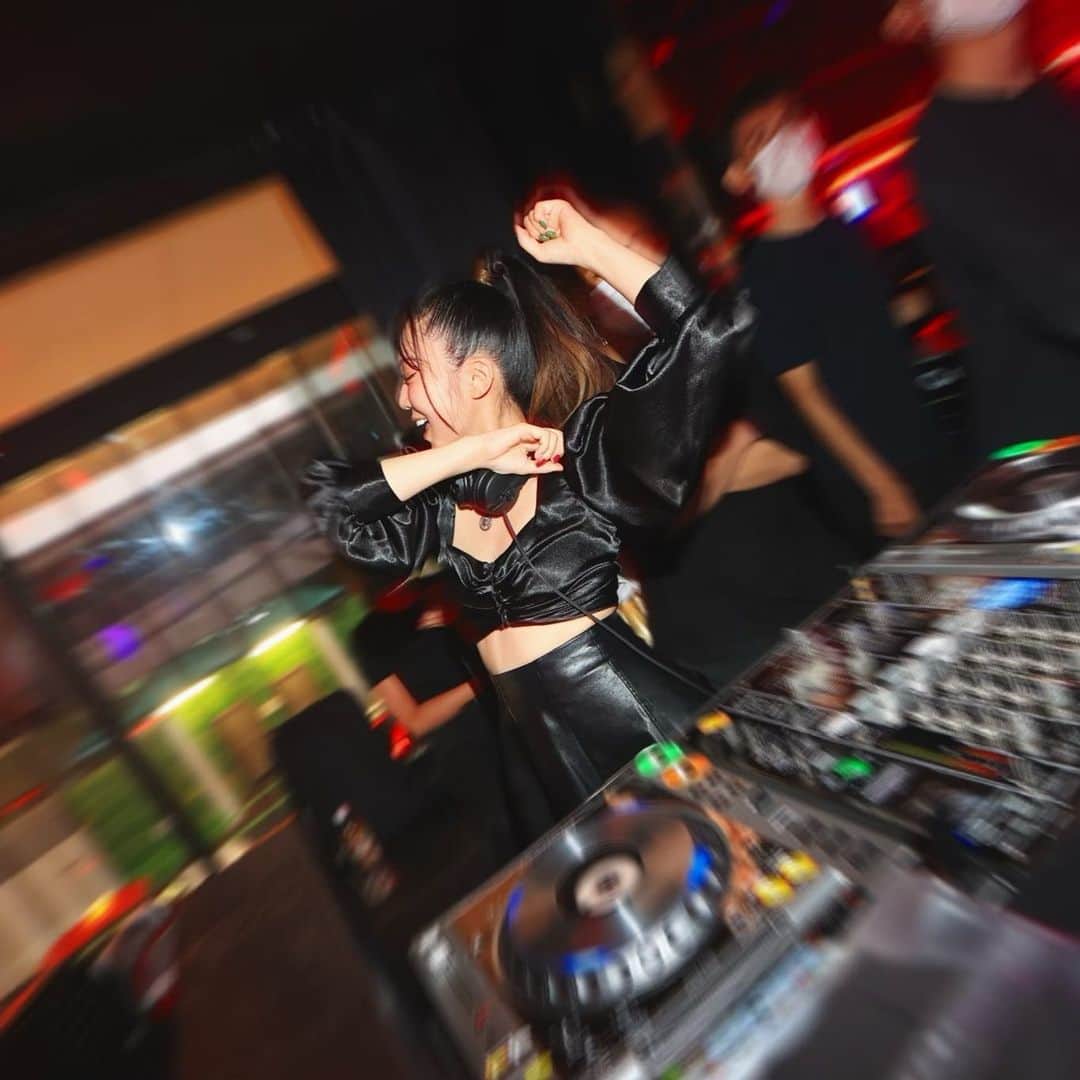 DJ mariennuのインスタグラム：「💃💃💃🤍 @jail_tokyo  📸　@zoigraph  #dj #psychedelic #roppongi」