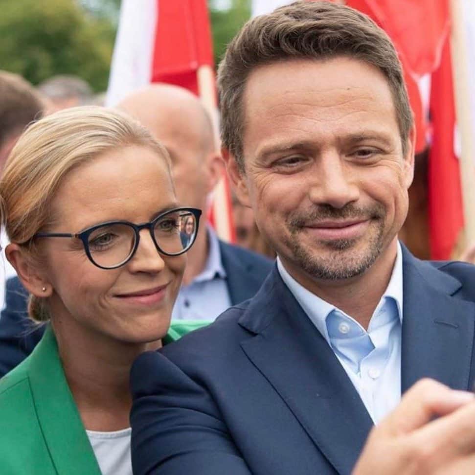 アニヤ・ルービックのインスタグラム：「Polska, którą ja znam, jest odważna i dobra! Jesteśmy ciepli i pełni życzliwości. Jesteśmy gotowi na zmianę i powrót do tych wartości. Jestem dumna, że jestem Polką i wierzę w przywództwo Rafała Trzaskowskiego. Nadszedł czas, abyśmy stanęli razem, zjednoczeni! ❤️🇵🇱 Głosujcie sercem.  @trzaskowskirafal @gosia.trzaskowska  (Eng) 👇 The Poland I know is brave. Our people are resilient, warm and full of kindness.  We are ready for change and return to these values. I am proud to be Polish and I believe in the leadership of Rafał Trzaskowski. It’s time to  stand together and grow through unity.❤️🇵🇱 VOTE with your heart. #trzaskowski2020 #trzaskowski #trzaskowski2020✌️🇵🇱 #nowasolidarność #silnapolska」