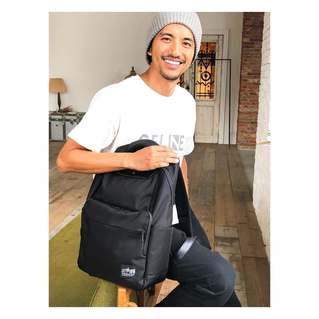 のインスタグラム：「Rainy day Bag﻿ ﻿ ﻿ 梅雨の時期は、靴も服もカバンも悩むのよ…﻿ ﻿ ﻿ 傘をさすのが昔から下手な俺は、﻿ 何故か傘さしてるのに濡れちゃうのよねっ…☔️﻿ ﻿ ﻿ なもんで、﻿ 最近はこの2つのカバンをヘビロテ‼️﻿ ﻿ ﻿ 共に、雨にも傷にも強いコーデュラ生地だからタフで👍﻿ ﻿ ﻿ #fashion #mensbag #manhattanportageblacklabel #dakine #backpack #totebag #cordura #model #surfer #beachtree #beautyadvisor ﻿ #メンズバック #マンハッタンポーテージブラックレーベル #バックパック #ダカイン #トートバッグ #コーデュラ #大人バッグ #雨に強いバッグ #モデル #サーファー #男性美容家 #ビーチツリー #オーナー」