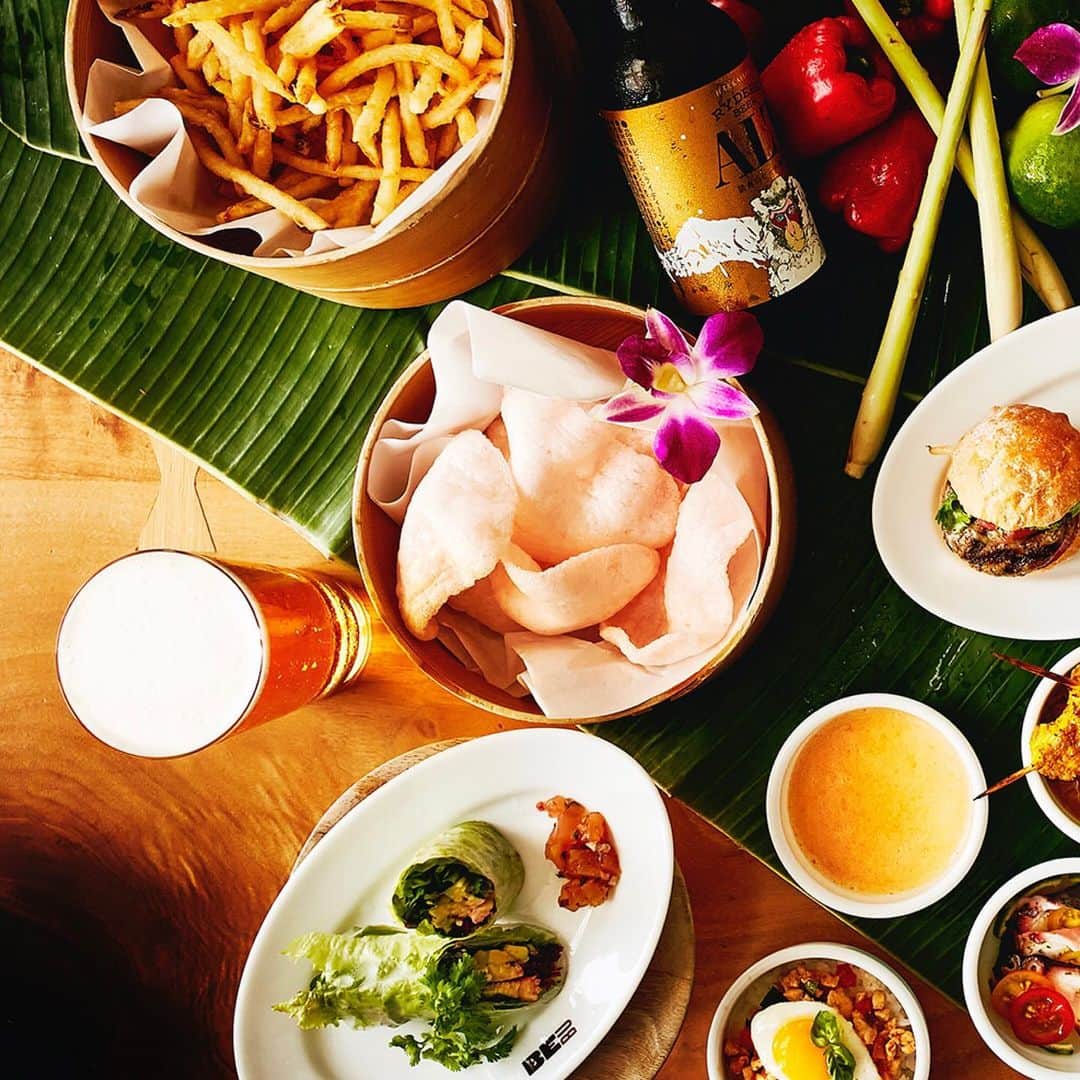 Andaz Tokyo アンダーズ 東京さんのインスタグラム写真 - (Andaz Tokyo アンダーズ 東京Instagram)「アジアンパーティープランで夏のグルメトリップを楽しもう！🍽 定番のえび煎やバジルのフレーバーが美味しいガパオ、チキンサテなど、アジア各国を代表するメニューが盛りだくさん。😋 2時間のフリーフローがついて税込み6,000円のお得なコースとなります。🍻 ぜひオープンテラスのお席でお楽しみください！⠀ ⠀ Take a culinary journey this summer with BeBu’s Pan-Asian Party Plan 😋 Explore a myriad of sweet and spicy flavors including ga pao with fragrant Thai basil and lime leaf, and juicy chicken satay. Paired with 2 hours of free-flowing beverages, reserve a seat on our open terrace for the perfect al fresco meal ⛱🍻 JPY 6,000 all-inclusive! ⠀ #andazbebu #patioseason #テラス #テラスディナー」7月10日 16時44分 - andaztokyo