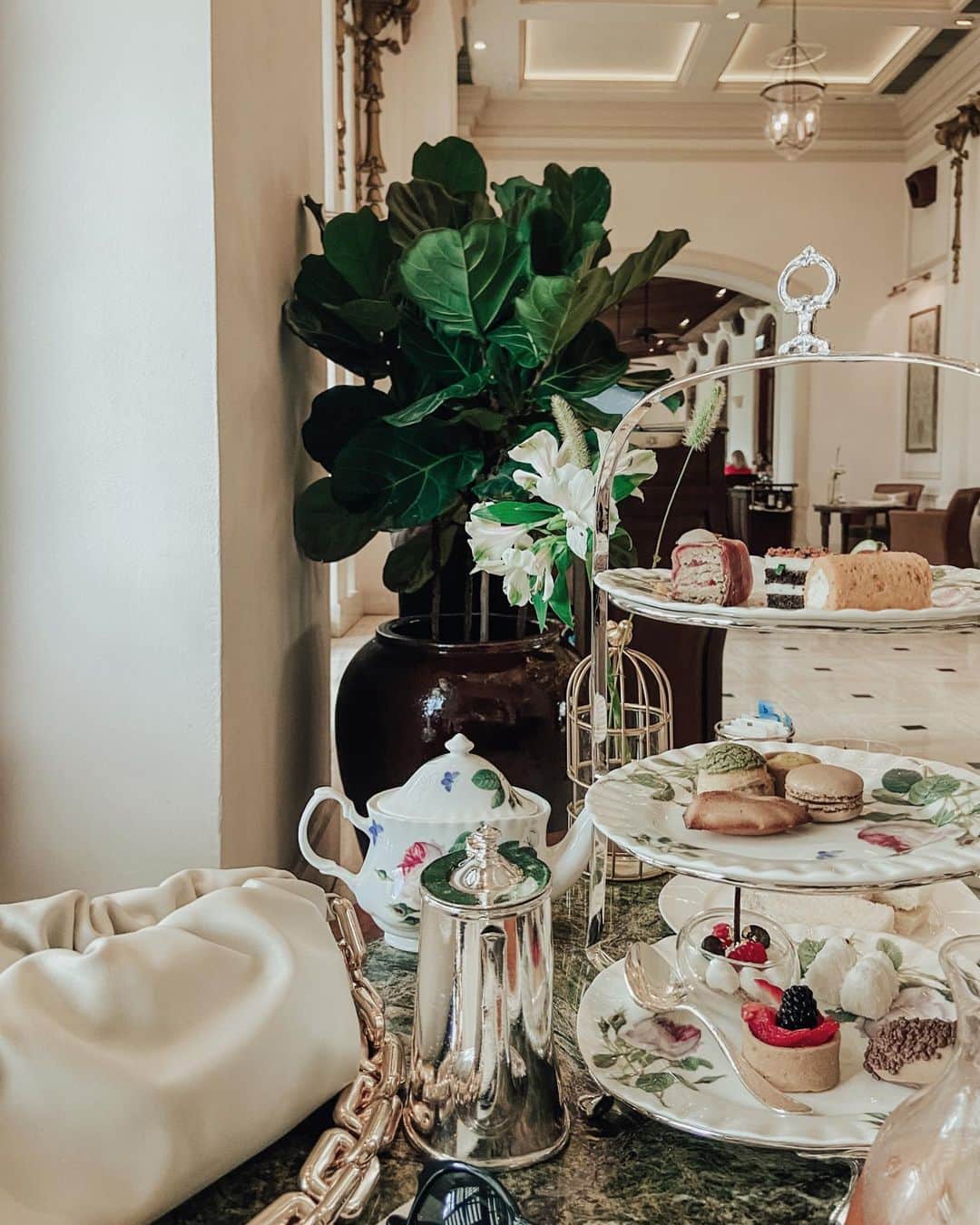 Giann Chanのインスタグラム：「It's not about materialistic, but sometimes beautiful things heal our souls. . . @bottegaveneta #bottegaveneta  #Afternoontea #repulsebay  #Bottegaveneta #Flatlayoftheday #Whatsinmybag #24hours」