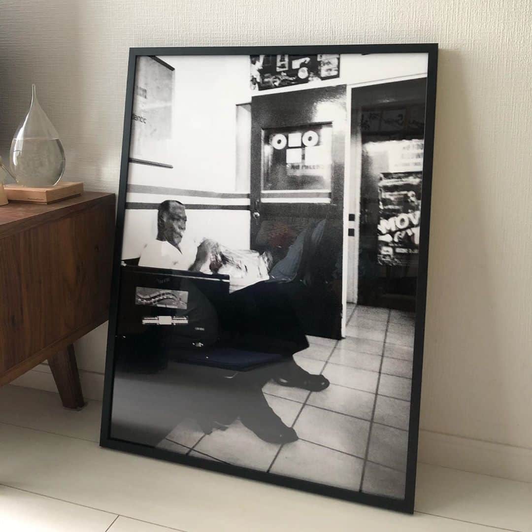 シーサーのインスタグラム：「・ ・ WEZ写真展でパッと惹かれた ステキな写真が WEZさんから届きました。 写真一つで部屋がいつもと別空間◎ いつもありがとう @00800  さてどこに飾ろうかなぁ〜  #WEZphoto #WEZ写真展」