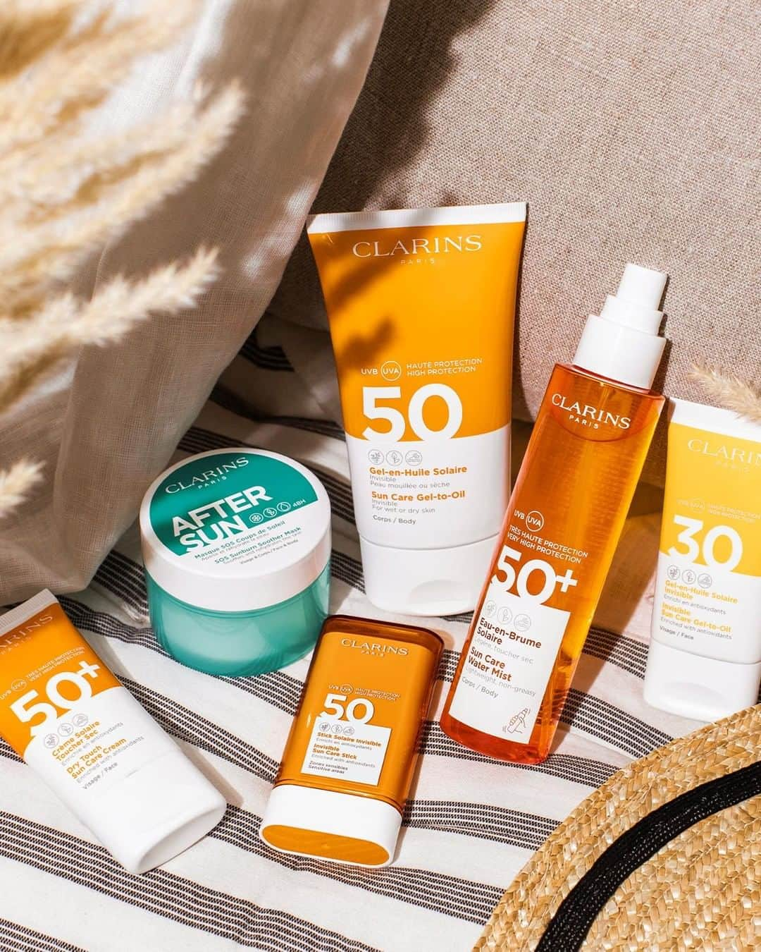 Clarins Franceさんのインスタグラム写真 - (Clarins FranceInstagram)「Sea, Safe and Sun ! Et si on ne prenait que le meilleur du soleil ? Soins haute protection et après-soleil, nos solaires seront aux petits soins pour votre peau cet été 💛 ​⁣ Leur + : soucieux depuis toujours de préserver la planète, nos formules n’altèrent pas les coraux.⁣ .⁣ .⁣ #Clarins #MonSoinClarins #SmartSunProtection #ClarinsSunCare #SunProtection」7月10日 17時00分 - clarinsfr