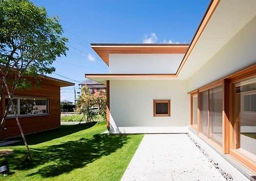 feve casaのインスタグラム：「コの字型平屋の母屋と離れで中庭を囲むコートハウス。白い塗り壁と木製の建具がオリジナル感を出しています。 設計:松原知己  #木造住宅 #設計事務所 #フェブカーサ  #平屋  #マイホーム計画」