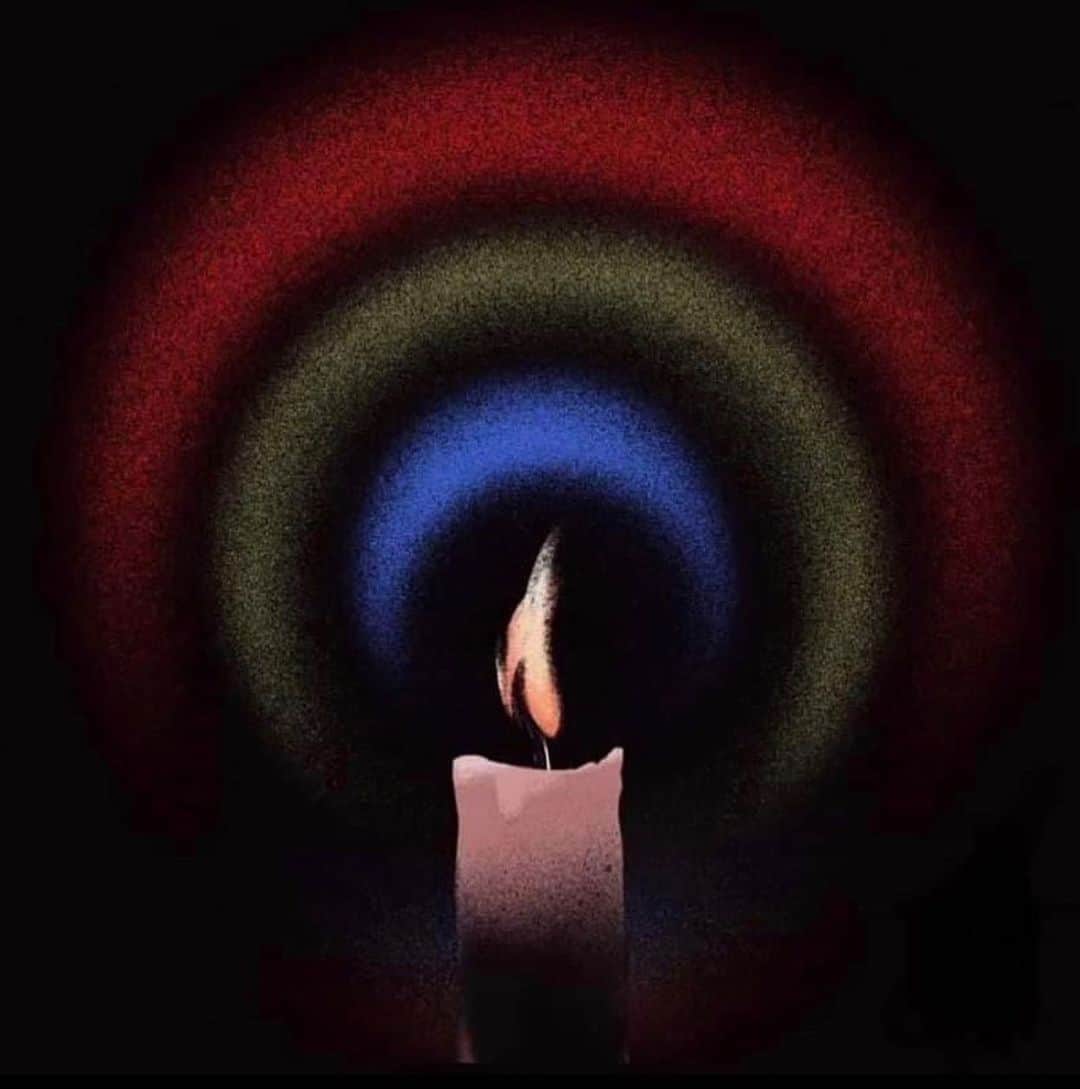 アン・カーティスのインスタグラム：「I am lost for words. 💔 My heart breaks for everyone that is affected by this.... from our bosses to all the employees and the loyal viewers of ABSCBN.... It is indeed a very sad day. I know people won’t forget this...  Maraming Salamat sa lahat ng sumuporta at nagdasal. I stay hopeful that somehow this isn’t the end...  A big hug to my Kapamilya Family. ❤️💚💙 #KapamilyaForever  Credit to @prinsomnia_ for this artwork made for the @thebenildean」
