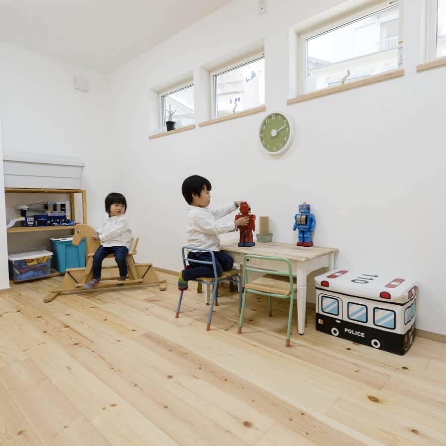 のインスタグラム：「近くに住む子どもたちともよく遊んでいるという、広々とした子ども部屋🐘将来的には2つの部屋に分けられるつくりになっています。 ・ ------------------------------------------- 🏡LINE友達追加 毎週イベント情報や豆知識を配信♪ こちら👉@sh.lineinfo ------------------------------------------- 🏠さつまホームメインページ オシャレな施工例を配信中！ こちら👉@satsumahome ------------------------------------------- 🏠さつまホーム資料請求専用ページ 資料請求ご希望の方は こちら👉@sh.request ------------------------------------------- 🏠さつまホームイベント専用ページ イベント情報・予約をご希望の方は こちら👉@sh.eventinfo ------------------------------------------- ・ #さつまホーム #無添加住宅 #漆喰 #無垢床 #箕面 #北摂 #goooodhome #くらし #instahouse #instahome #子ども部屋 #こども部屋 #子どものいる暮らし #こどものいる暮らし #子どもと暮らす #こどもと暮らす #無垢の床 #床材 #無垢材の床 #漆喰壁 #漆喰の壁 #漆喰の家 #窓 #インテリア #インテリアコーディネート #インテリア雑貨 #シンプル #マイホーム #マイホーム記録」