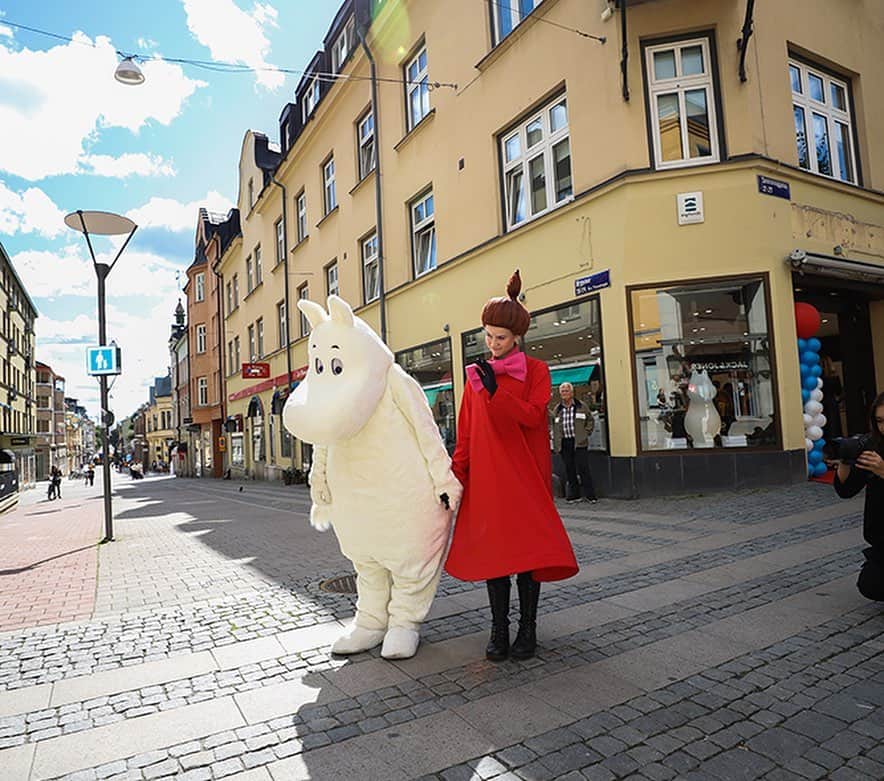 ムーミンさんのインスタグラム写真 - (ムーミンInstagram)「In celebration of Moomin 75 and the #OURSEA campaign there will be Moominous activities for all ages in Örebro, Sweden throughout the whole month!🥳 See pictures from yesterday’s grand opening and read more about it 👉 moom.in/staycationsweden 📸🤩  #moomin #moominofficial #moominaroundtheworld #mumin  📷: ©Mediahuset Finemanget」7月10日 17時12分 - moominofficial