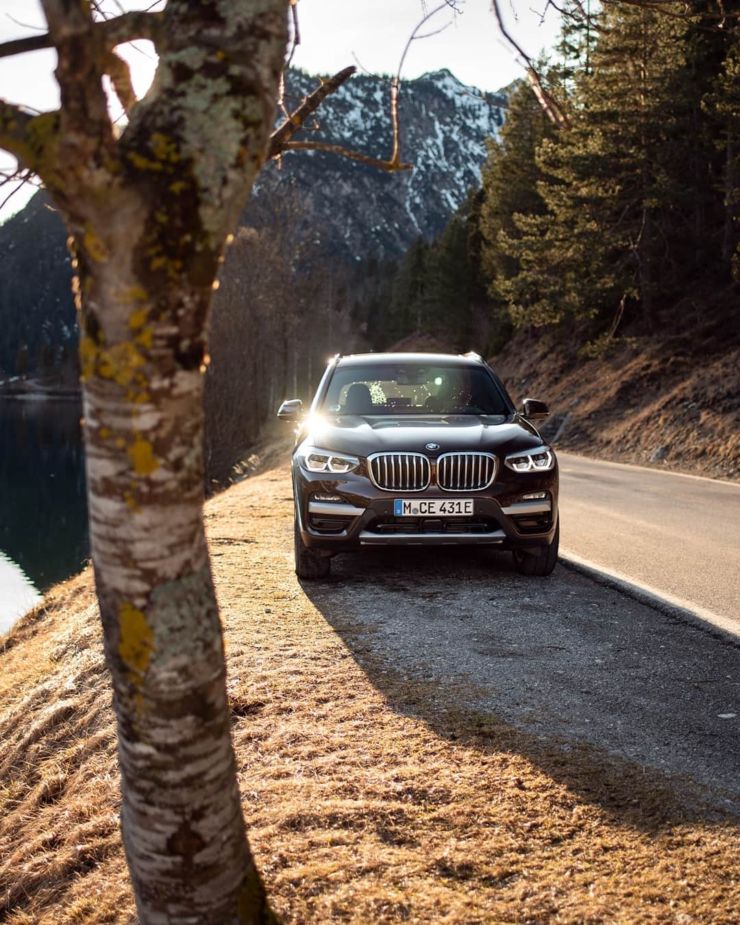 BMWのインスタグラム：「A discovery a day keeps the bad moods away! The BMW X3. #TheX3 #BMW #X3 #JOYelectrified @dscdennis @lumafoto __ BMW X3 xDrive30e: Fuel consumption in l/100 km (combined): 2.4*. CO2 emissions in g/km (combined): 56*. Further information: www.bmw.com/disclaimer *All performance, fuel consumption and emissions figures are provisional.」
