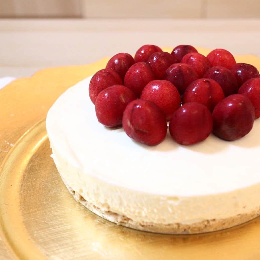 大慈弥レイさんのインスタグラム写真 - (大慈弥レイInstagram)「生まれて初めて作ったレアチーズケーキ🎂◎  日毎に感染者が増えているので、まだまだおうちでの楽しみが必要になりそうですね〜  #cake #homemade #cheesecake #cherry #手作りケーキ #おうちカフェ」7月10日 17時26分 - rei_ojimi