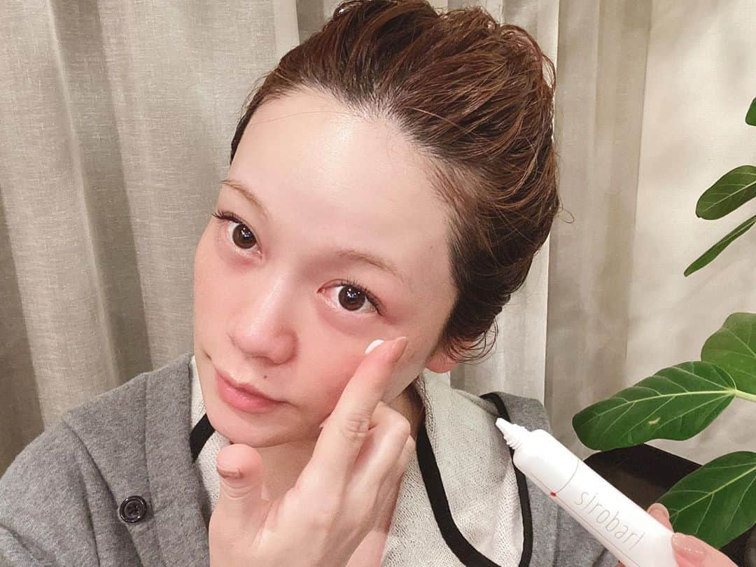 高山直子さんのインスタグラム写真 - (高山直子Instagram)「素晴らしいアイテム使い始めました✨ 美白成分のクリームとヒアルロン酸を角質まで届けることのできるパッチをセットで使うことで、お家で“ながら美容”ができます🧏🏼‍♀️ ヒアルロン酸パッチは目元やほうれい線など年齢が気になるところへ貼るだけ。 妊婦さんでもお家で、自分でエステ感覚。 （使って良いと確認済み🙆🏼‍♀️） 美白クリームもかなりお気に入りで、スキンケアの最後にシミそばかすが気になるところに普通に塗り込んでます🤫  #sirobari #メラノアタック #ながら美白 #3D製法 #PR」7月10日 17時20分 - nao_70koro