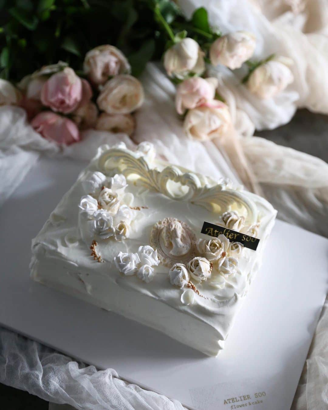 청담 수케이크 (atelier soo)さんのインスタグラム写真 - (청담 수케이크 (atelier soo)Instagram)「ㅡ @j.roseballerine  오늘아침.예쁜지인님생각하며🤍🕊 ㅡ #flower #cake #flowercake #partycake #birthday #bouquet #buttercream #baking #wilton #weddingcake #peony #5 ㅡ www.soocake.com vkscl_energy@naver.com」7月10日 17時21分 - soocake_ully