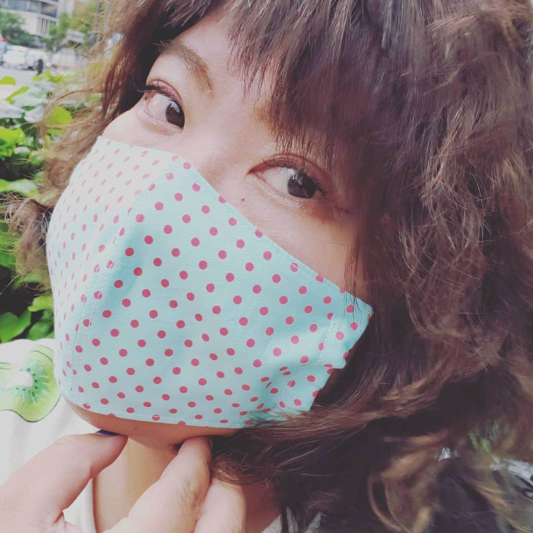 八つ橋てまりさんのインスタグラム写真 - (八つ橋てまりInstagram)「マスク♡ プレゼントが届いたの♡ めっちゃかわいー😊  神社さーんありがとう😊  可愛すぎて、パシャパシャ写真撮る♡ あっ！外だったw  髪の毛もい～感じだね♡  誰か、私をモデルにどーですか？  #マスク #プレゼント #お誕生日 #お気に入り #水玉 #リュトムス #さいこう #マツエク #最高 #happy #キメ顔 #てまり #てまりん #八つ橋てまり」7月10日 17時21分 - temari.odebu