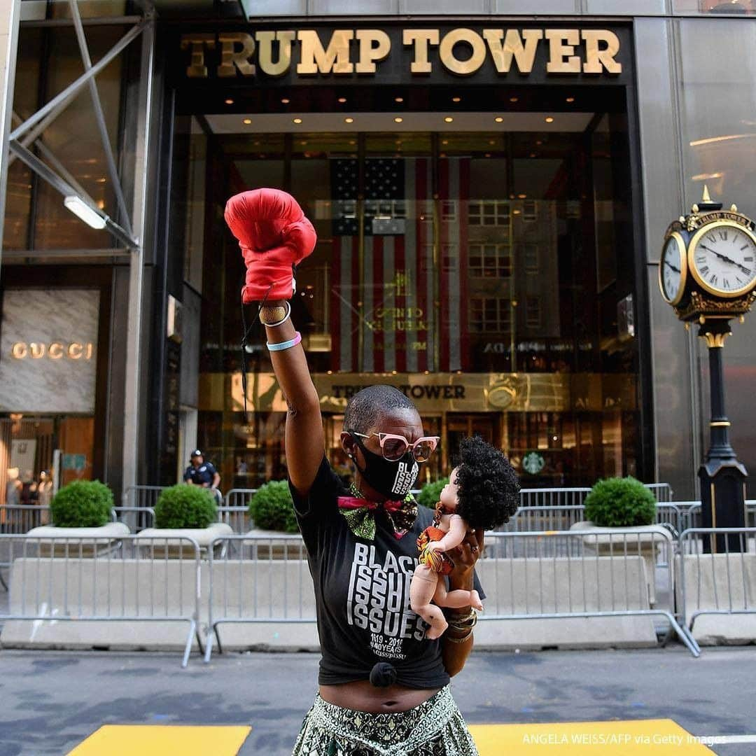 ABC Newsさんのインスタグラム写真 - (ABC NewsInstagram)「An activist stands near a newly painted Black Lives Matter mural outside of Trump Tower on Fifth Avenue in New York City. #blacklivesmatter #trumptower #mural #newyorkcity」7月10日 17時30分 - abcnews