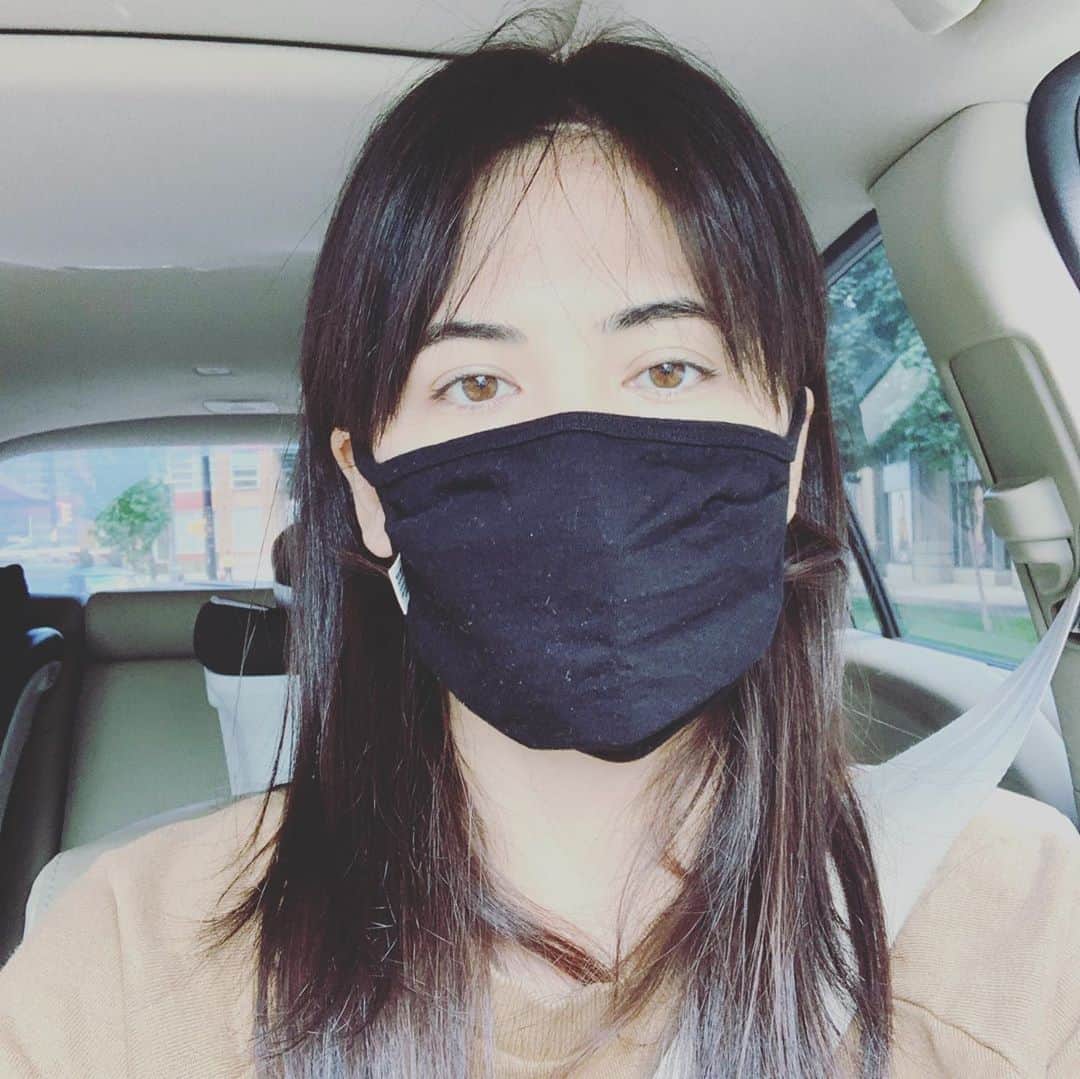 プリシラ・アーンのインスタグラム：「Even though wearing a mask is not mandatory everywhere in British Columbia, I still freely CHOOSE to wear a mask whenever I have to enter a store or a public space where I am around other people.  I choose this because I want to have more control over protecting YOU, protecting my 2 little children, and lastly, protecting myself.  In the words of Bonnie Henry, “This is our time to be kind, to be calm, and to be safe.” I wear a mask to look out for you.  Will you look out for me? 💙✌🏼 #drbonniehenry #pleasewearamask #socialdistancing」