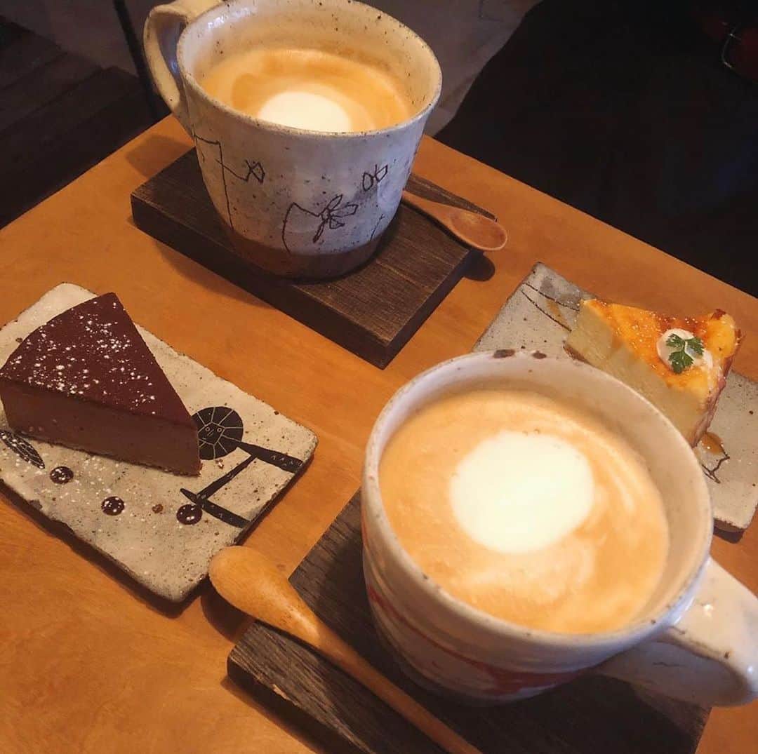MOVE / ムーブさんのインスタグラム写真 - (MOVE / ムーブInstagram)「❁﻿ ┈┈┈┈┈┈┈┈┈┈┈┈┈┈┈﻿ ﻿ 📍 マリアージュ フレール 神戸店﻿ 兵庫県神戸市中央区三宮町3-6-1 神戸ＢＡＬ　２Ｆ﻿ ﻿ 紅茶好きの方へオススメな紅茶専門店。おいしいお茶菓子と共に、500種類以上の紅茶から好きなものを選んで飲むことができます。食後のデザートにもってこいのカフェです。﻿ ﻿ 📍STREAMER COFFEE COMPANY﻿ 兵庫県神戸市中央区東川崎町1-6-1 神戸ハーバーランド umie MOSAIC 1F﻿ ﻿ アメリカンなスイーツとおいしいコーヒーが飲めるカフェ。ブラウニーやカラフルなビスケットに繊細なラテアートが施されたラテが写真映え間違いなしです。﻿ ﻿ 📍CAFE KESHiPEARL﻿ 兵庫県神戸市中央区御幸通6-1-25 ももの木三宮ビル ２Ｆ﻿ ﻿ チーズケーキが看板メニューのカフェ。「チーズケーキとのマリアージュ」というメニューを選ぶと、チーズケーキと相性の良いコーヒーを選んでくれるとか。﻿ ﻿ 📍花と珈琲のお店 Hanato‥﻿ 兵庫県神戸市中央区琴ノ緒町4-8-3 石井ビル 4F﻿ ﻿ お花に囲まれた真っ白なカフェ。ケーキとコーヒーというシンプルな組み合わせがおすすめだそう。テイクアウトも可能なのでいまの時期に行きたいですね。﻿ ﻿ Photo by﻿ ‪‪❤︎‬ @ailoco37﻿ @yzkiii_11﻿ @rii__k01﻿ @mkfjmt1010﻿ ﻿ MiLKではみなさんからのお写真を募集しています♡﻿ #milk_web を付けて投稿してね♡﻿ ﻿ ┈┈┈┈┈┈┈┈┈┈┈┈┈┈┈﻿ ﻿ #神戸 #神戸カフェ #三宮カフェ #神戸グルメ #三宮グルメ #兵庫カフェ #兵庫グルメ #三宮 #兵庫 #カフェ巡り #おしゃカフェ #紅茶専門店 #ハーバーランド #神戸観光 #兵庫観光 #カフェ巡り好きと繋がりたい #コーヒーショップ #カフェ部 #チーズケーキ」7月10日 17時32分 - milkmag_official