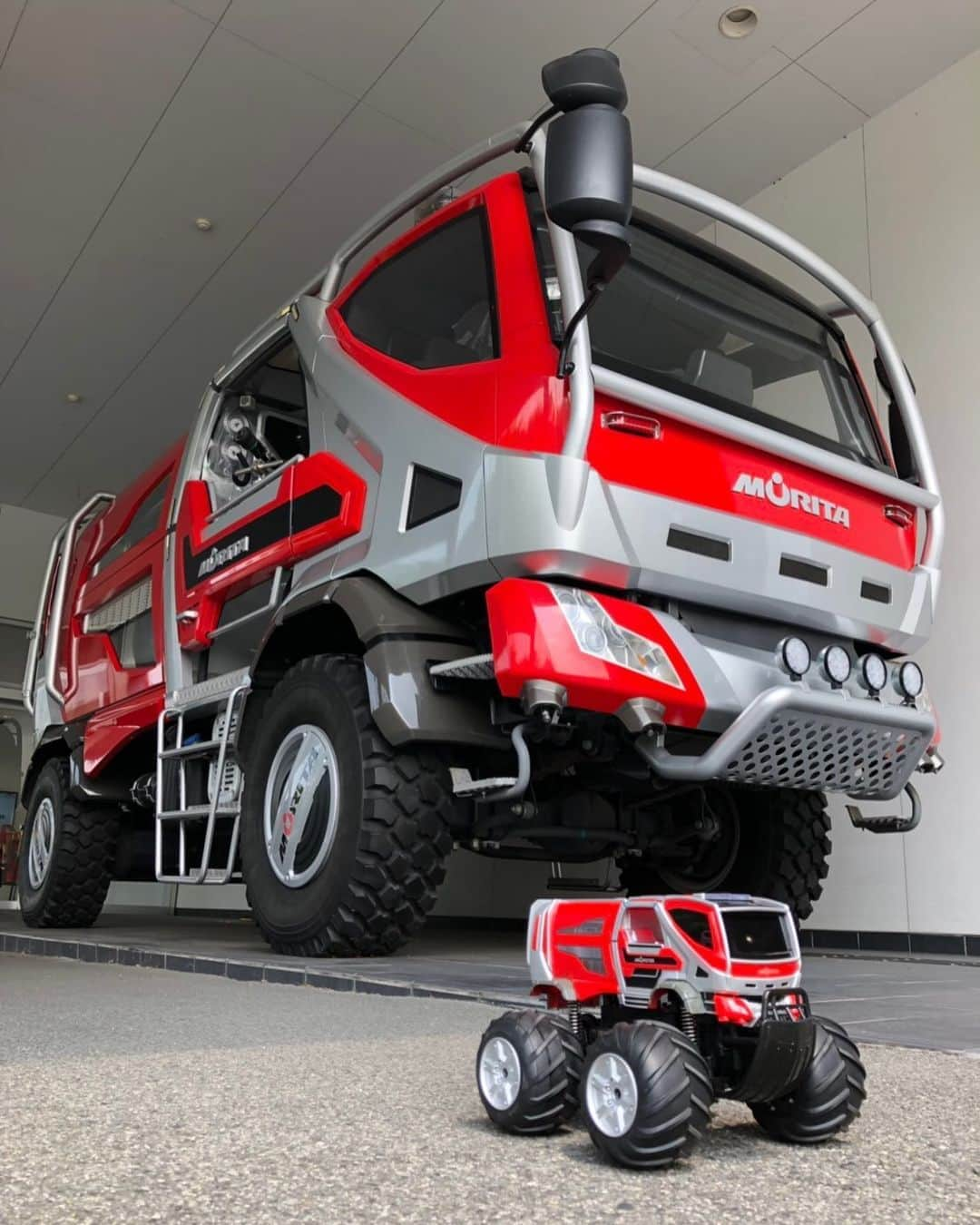 モリタさんのインスタグラム写真 - (モリタInstagram)「‪モリタの林野火災用消防車　Wildfire Truck。 ‪モリタネットショップにて好評販売中です。 (※注意※手前の方です🚒)‬ モリタネットショップはプロフィールのURLからどうぞ  ‪火の用心で、よい週末を！‬ Watch out for fire and have a good weekend!  #人と地球のいのちを守る  ‪#モリタ #消防車 #wildfiretruck‬ ‪#RCカー‬#morita#消防#firetruck#firefighter#消防士#fireengine#rescue#wildfiretruck #forestfire#rccar#japan#red#car#red#design #日本おもちゃ大賞2019#japan #feuerwehrauto#feuerwehrmann#camiondeipompieri#Camiondepompier#消防车#rettung  #trukpemadamkebakaran」7月10日 17時47分 - moritagroup