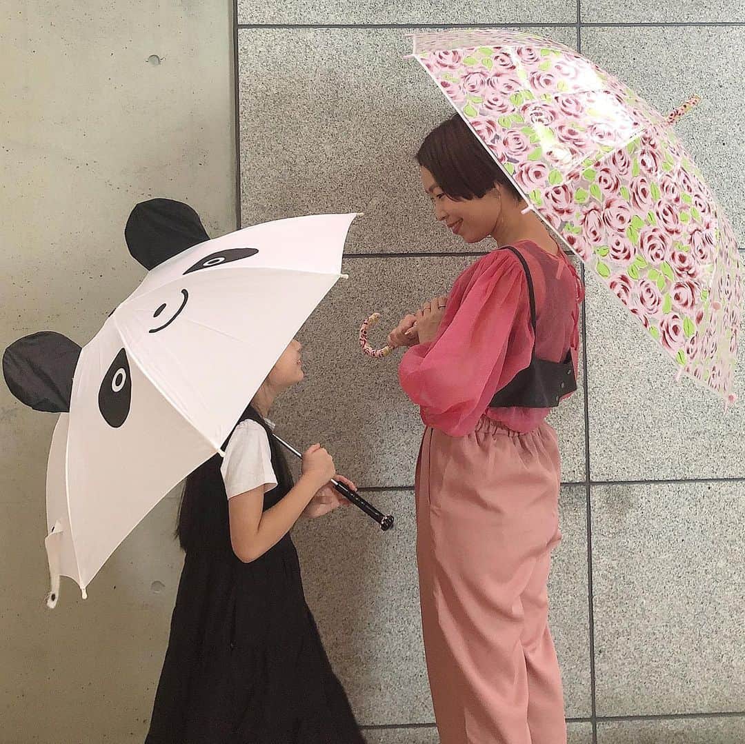 amigo.amigo.5205622さんのインスタグラム写真 - (amigo.amigo.5205622Instagram)「． ★#親子コーデ ★． ． この時季#傘 が手放せないですね☂️． ． 傘は#親子 で #gnocco @gnocco_jp  ． 私はバラ柄なのでこの日は #ピンクコーデ　💓 娘は#パンダ デザインの傘なので #モノトーンコーデ にしてみたよ♪ 🐼🐼🐼🐼🐼🐼🐼🐼． しかもパンダの傘は 持ち手のところが他の傘にない デザインでキュート❤️❤️ 三枚目の写真見てね‼︎． ． 12日までなら商品20%オフだよ☂️ ． ． #梅雨 の時季だからこそ 可愛い傘さして楽しみましょう♪． ． ． #梅雨コーデ #梅雨対策  #梅雨の季節 #梅雨の楽しみ  #傘が好き #カサ#かさ  #親子コーデ #親子で楽しむ  #親子で #コーデ #雨#雨の日コーデ #雨の日  #雨の日の過ごし方  #雨天 #rainyday  #Rain #バラ #ootd」7月10日 17時51分 - amigo.amigo.5205622