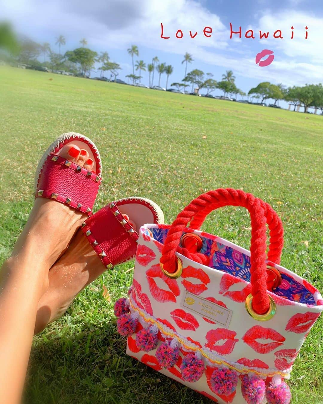 Moco Lima Hawaiiさんのインスタグラム写真 - (Moco Lima HawaiiInstagram)「New* Lips Tote Mini, Made by Moco  #relaxing#relax#relaxingtime#afterbeach#sunburn#red#skin#sandals#valentino#lips#totebag#mocolima#hawaii#love#funday#dog#リラックス#公園#昼寝#海#最高#犬#モコリマハワイ  毎週金曜日1-5pm モコリマハワイショールーム営業致しております♡」7月10日 18時01分 - mocolimahawaii