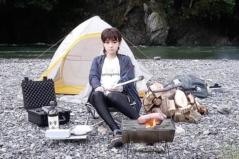 スーパーナブラのインスタグラム：「． ． このでかい肉塊 何だとおもいますか？ ． 答え 牛タンです🤤 ． 牛タンのうまいところだけ残した 牛タン塊✨ ． 写真２枚目は動画では未公開映像🤤 ． 焼肉屋さんに転職したい⚡️ ． ． 📹おしらせ📹 新しいテントでキャンプをしてきた 最新動画をYouTubeで公開中です！ Instagramの自己紹介欄中のURLか YouTubeでスーパーナブラと検索して 焼肉好きの人は見てくださいね💕 ． #キャンプ#山#登山#冬山#雪山#山ガール #東北#風景#海#温泉#旅館#ホテル#和食 #グルメ#露天風呂#焼肉#車中泊 #景色#釣り#ブラックバス#マグロ #発見#おでかけ#女子旅#ツーリング#魚 #自然#釣り#釣りガール#YouTube#旅」