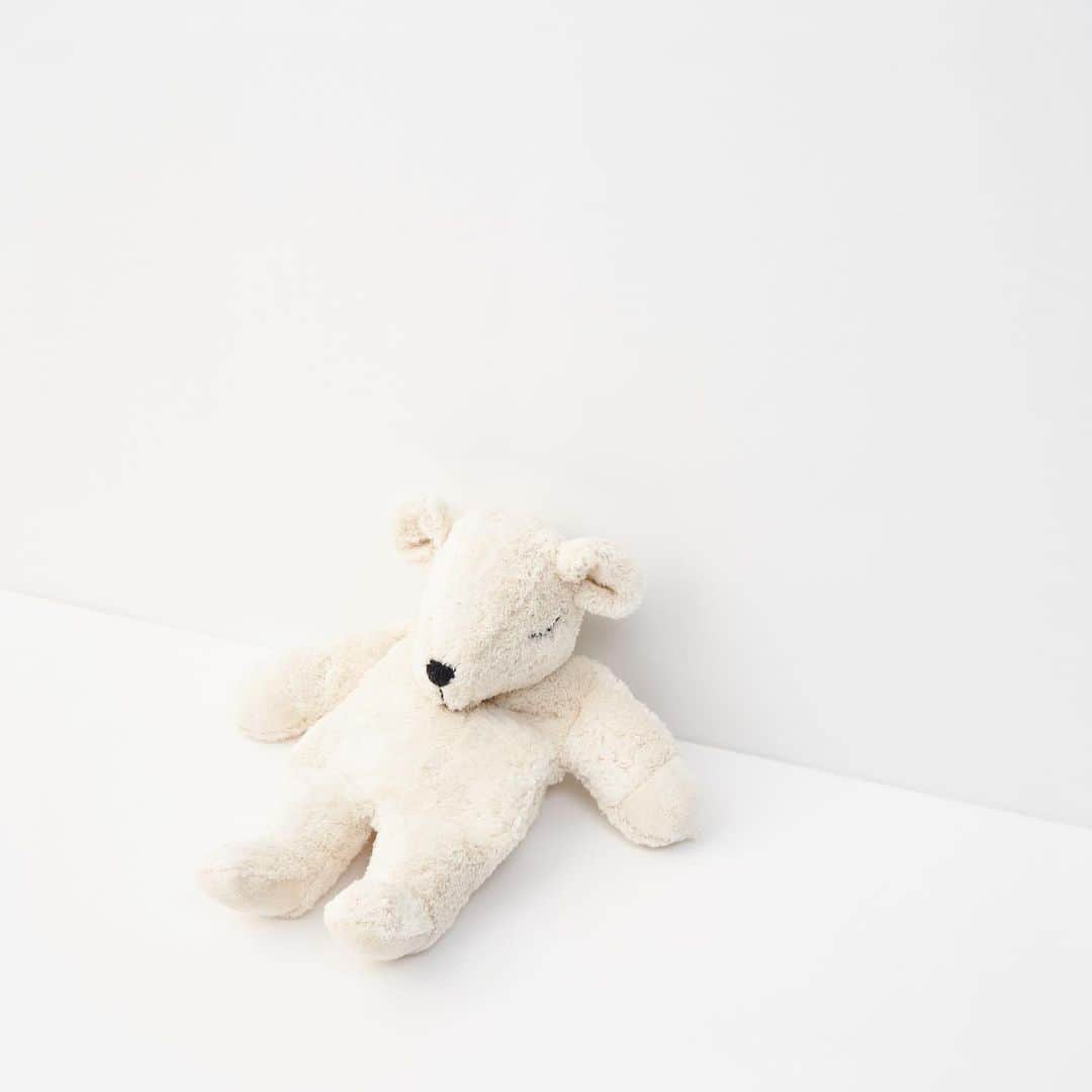 LILI et NENEさんのインスタグラム写真 - (LILI et NENEInstagram)「居眠り中のホワイトベアーのお腹の中はチェリーストーン、天然素材のリラックスアイテム。柔らかい上質なオーガニックコットンを使用し、思わずスリスリしたくなる肌触り、はじめてのお友だちにしてあげてください！ ． . よろしければご購入されたお客さまは #lilietnene のタグづけをして投稿してくださいね。 @lilietnene プロフィールリンクよりリリエネネWEBサイト・@lilietnene_parisもご覧ください。 . . . #senger#ゼンガー#babyfashion#kidsfashion#ベビーファッション#キッズファッション#ぬいぐるみ#gift#ガーリーファッション#出産祝い#お出かけ#セレクトショップ#lilietnene#リリエネネ#女の子のママ」7月10日 18時02分 - lilietnene