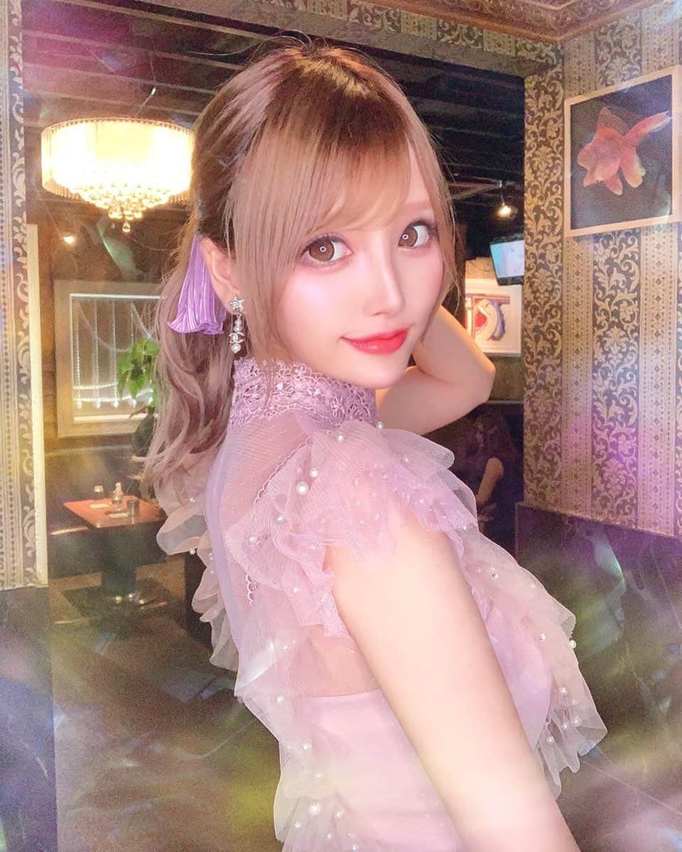 のインスタグラム：「ふわふわピンクな日🥰💓💓💓💎  珍しくアップヘア🎀✨  みんなにかわいいって言ってもらえたドレスは @robedefleurs_official  のだよ😌💓💓💓🍀  今日も楽しい日になりますよーに😘💎🎀🥂  #歌舞伎町#歌舞伎町キャバ嬢 #歌舞伎町NOW#ピンクドレス#ピンクコーデ#ポニーテール#リボンヘア #ローブドフルール#robedefleurs #シースルーワンピース」