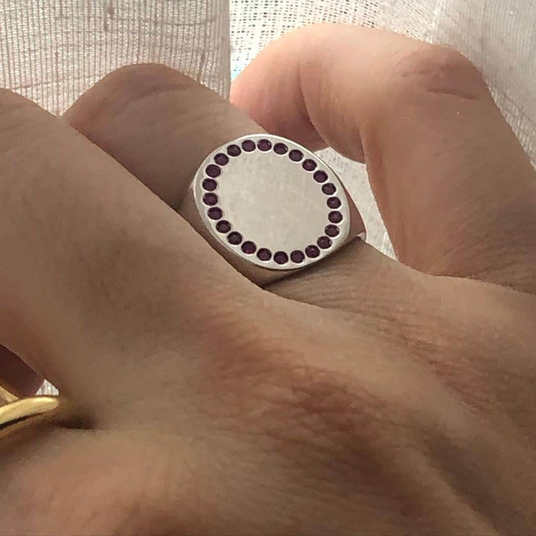 阿部洋子さんのインスタグラム写真 - (阿部洋子Instagram)「💍💕 #新入りちゃん 🎶 @tomwood_project  #ring  #new   釘を打ったみたいなpinkが お気に入り🎶」7月10日 17時58分 - hirocoring