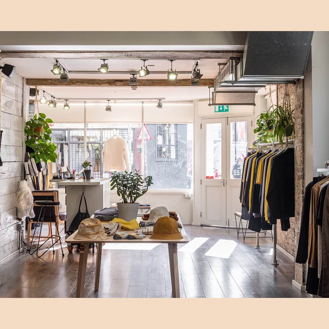 フォークさんのインスタグラム写真 - (フォークInstagram)「Coming through Shoreditch this weekend? Swing by our Redchurch Street store where we offer our full range of mens, womens & accessories. Boris and his team will be pleased to show you around the plentiful Spring Sale and the new High Summer collection. Bienvenue!  #folkclothing #mensstyle #womensstyle #shoplocal #shoreditch」7月10日 17時58分 - folkclothing