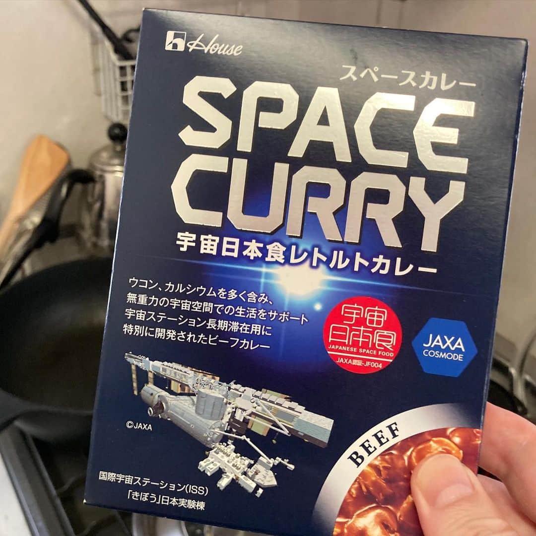 佐藤竜雄のインスタグラム：「今日の昼はスペースカレー！ #jaxa #レトルトカレー #七夕 #宇宙」