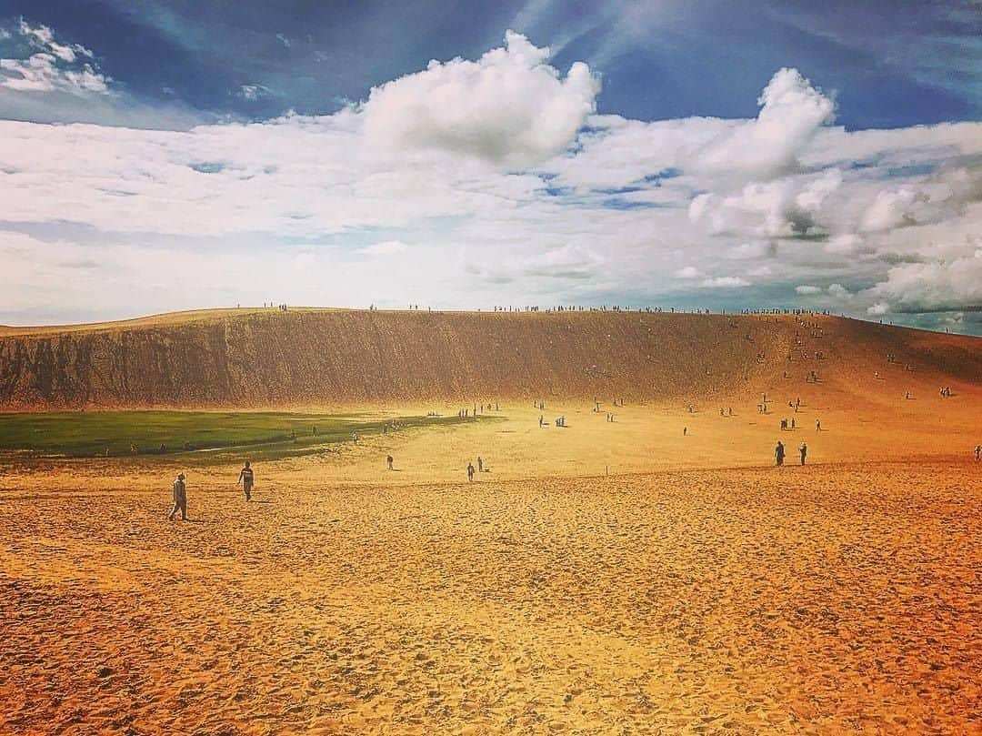 エイチ・アイ・エスさんのインスタグラム写真 - (エイチ・アイ・エスInstagram)「日本の写真で虹を作ろう🌈 本日は #日本のオレンジ色のセカイ よりオレンジ色のお写真をご紹介🧡 . 『鳥取砂丘』 どこまでも続いているのではないと思えるほど広大な砂丘。  黄金に輝く夏の砂丘の次は、雪が積もった冬の砂丘を見てみたい。  そして砂丘まで来たらぜひ 砂の美術館にも足を運んでみてください！！ 砂の世界に圧倒されます！ . 📍 鳥取県「鳥取砂丘」 📷 @nakamura.kzy < Thank you! . . ―― 日本全国の写真で虹を作ろう ―― 色とりどりの日本の写真で全国を7色で彩りませんか？ 「#日本の〇色のセカイ」 次の7色から色を選んでを投稿してね☟ 白・赤・オレンジ・黄・緑・青・紫 集まったお写真はHISの各メディアやSNSでご紹介します😃 . 見たい景色を探して、“おうちで”世界を楽しもう♪ #次はどこに行こうかな . . #鳥取 #砂丘 #国内旅行 #夏休み #orange  #おうち旅行 #写真好きな人と繋がりたい #ファインダー越しの私の世界 #誰かに見せたい風景 #絶景 #旅行 #世界遺産 #死ぬまでに行きたい世界の絶景 #instatravel #instapassport #instatraveling #travelgram #lovetravel #traveljapan #lovers_nippon #japan #photooftheday #japantrip #japantravel #japan」7月10日 18時00分 - his_japan