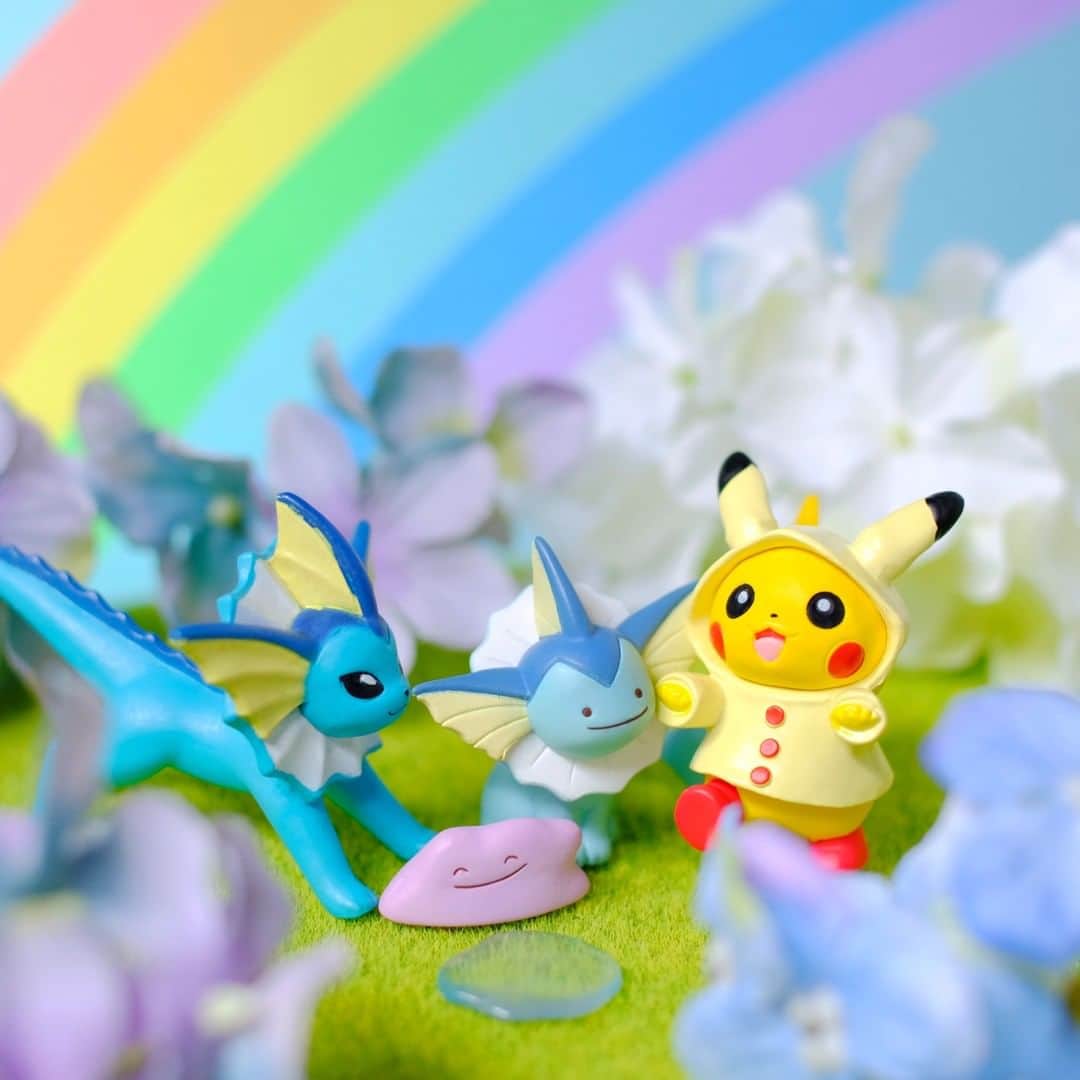 のインスタグラム：「【今日のピカチュウ】 雨上がりの虹を見つけたよ🌈✨ とってもきれいで見惚れちゃうね😊💕 #pikachu #ditto #vaporeon #pokemon #pikachu_snap #photooftheday #rainbow #aftertherain #ピカチュウ #メタモン #シャワーズ #ポケモン #虹 #雨上がり」