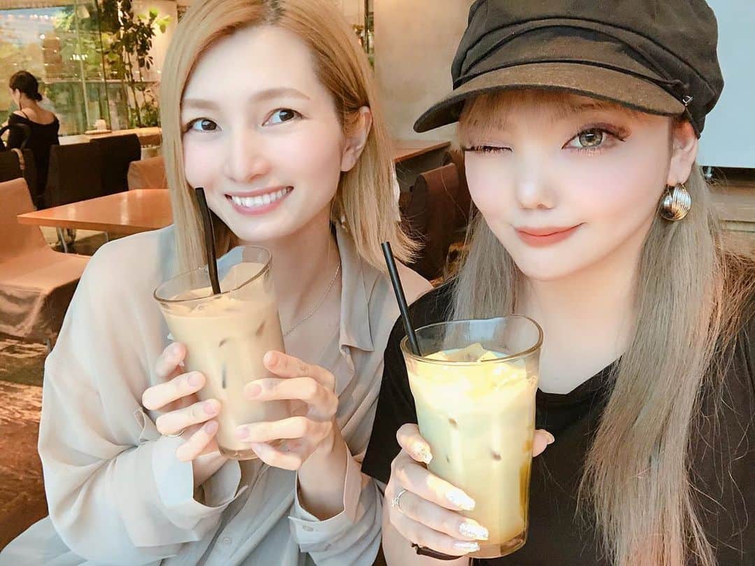 のインスタグラム：「久々にまりな氏と会えた〜😊✨﻿ ﻿ ﻿ 誕プレも貰っちゃった🥰❤️﻿ 毎年ありがとう✨﻿ ﻿ ﻿ オシャレな携帯用マグボトル🙌🏻﻿ ﻿ ﻿ 仕事場に飲み物持っていく時、いつもペットボトルだっから買おうかなって迷ってたところだったんよね😳﻿ ﻿ ﻿ エスパーまりな氏🥺❣️笑﻿ 神っ🥺﻿ ﻿ ﻿ 5月会のお祝い肉会はまた今度やろうね😉💕﻿ ﻿ ﻿ #カフェ﻿ #ステーキ﻿ #肉好き﻿ ﻿ ﻿ #japan #fukuoka #photo #photooftheday  #love  #instagood #instadaily #instalove #food #selfie #me #followme #y_n_yumi #yuminakata #中田有美 #福岡 #天神 #ランチ」