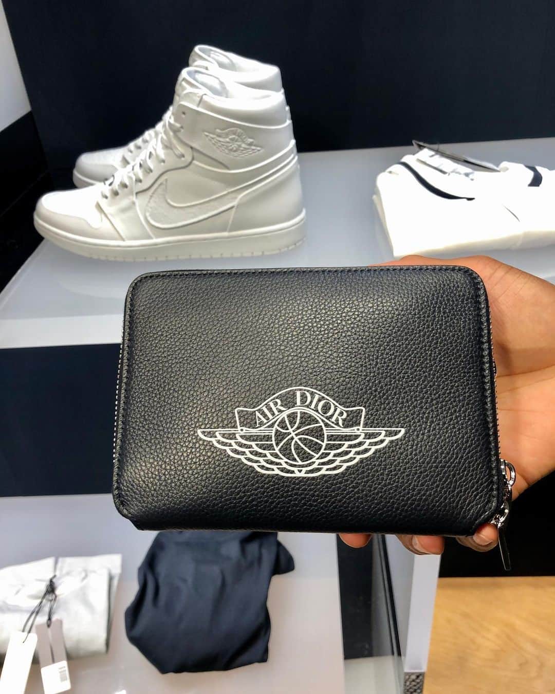 カルフィン・ヨン・ア・ピンのインスタグラム：「I rather have the sneakers but I can live with this #airdior #dior #jordanbrand」
