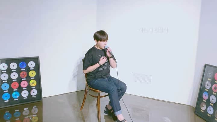 クォン・スンイルのインスタグラム：「윤하 - 우산, 비가 내리는 날에는, 소나기 🌧 cover by KWON SOON IL 권순일 of 어반자카파 ⠀ 제 YouTube 채널 ‘UrbanKwon’ 이번 커버는 비와 관련된 좋은 노래가 참 많은 아티스트이죠. 윤하의 ‘우산’ ‘비가 내리는 날에는’ ‘소나기’ 입니다.  이번 영상에는 깜짝 게스트도 함께해주셨습니다. @younha_holic  즐겁게 감상해 주세요 ☔️ ⠀ ▶️깜짝 게스트의 출연이 궁금하시다면, 인스타 프로필 링크 타고 오시거나, 제 YouTube 채널 ‘UrbanKwon’ Youtube.com/c/UrbanKwon 에서 풀버젼을 보실 수 있습니다. ⠀ ▶️Check out my cover of ‘YOUNHA Medley’ on my YouTube ‘UrbanKwon’ ⠀ #윤하 #우산 #소나기 #비가내리는날에는#YOUNHA #Cover #커버 #커버곡 #KWONSOONIL #UrbanZakapa #Kpop  #권순일 #어반자카파 #어반자카파권순일 #UrbanKwon #Youtube #유투브 #유튜브 ⠀ ⠀」