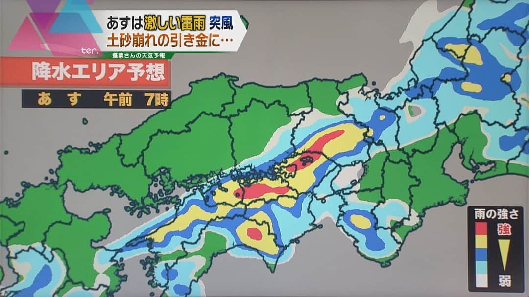 読売テレビ「かんさい情報ネットten.」さんのインスタグラム写真 - (読売テレビ「かんさい情報ネットten.」Instagram)「#蓬莱さんの天気予報﻿ 今夜　#熱帯夜　#熱中症　にご注意﻿ あす７月１１日（土）の近畿は﻿ ﻿ 明け方から昼にかけて　激しい雷雨のおそれ﻿ 午前中は　暴風雨に注意﻿ 日中　やむところもあるが　夜には雨﻿ 一日中　警戒を！﻿  ﻿ #河川の増水　#土砂災害　に厳重警戒！﻿ 今夜は安全なところでおやすみを﻿  ﻿ 日曜・月曜は　にわか雨　﻿ 火曜は　荒天のおそれ﻿ #また来週」7月10日 18時07分 - ytv.ten