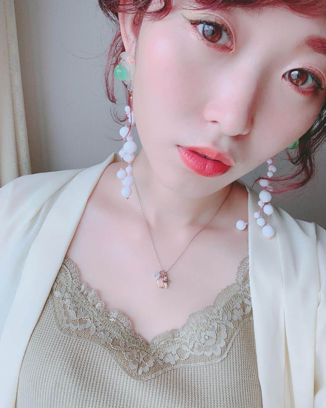 くまみきのインスタグラム：「おにゅーのピアスがお気に入りすぎて最近はピアスに合わせて服選んでる🤣✨笑﻿ @mizugashitansan のピアスだよー💗昨日の動画で夏に向けて買ったお洋服やアクセサリー紹介してるからみてね🥳﻿ 髪の毛伸ばし期間で地味なので派手目なアクセで生きる💪💪💪！﻿ ﻿ #ピアス #mizugashi」