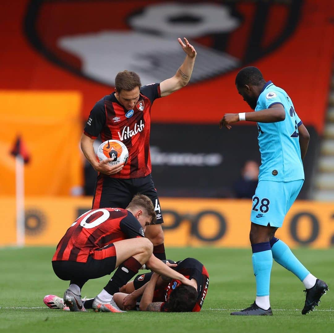 AFCボーンマスさんのインスタグラム写真 - (AFCボーンマスInstagram)「He was sitting up after the game, we’re all hoping you’re doing well this morning, Smudge. #afcb🍒」7月10日 18時11分 - afcb