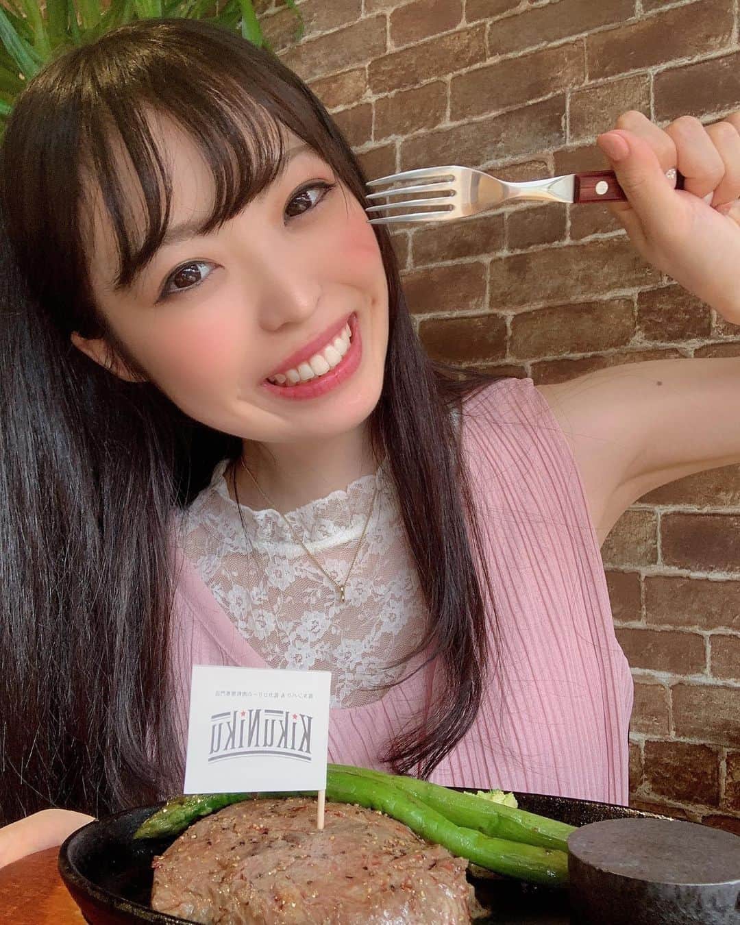 白井佑奈さんのインスタグラム写真 - (白井佑奈Instagram)「YouTubeもアップしました💗詳しくは動画を見てね♪ . #kikuniku  . . 👑ボディビルダーが常連！赤身肉たくさんお肉専門店👑 . . ミスジステーキ(¥1220) . ステーキは固いと思っててすみません😹💗すっごく柔らかくてボリューミーなお肉✨ . . 『高タンパク質、低カロリー』が売りで、有名なボディビルダーの方々も通ってるみたい💪 . ダイエット中の方には特にオススメ！🥺みんな行って欲しい〜💕 . . . ＊＊＊＊＊＊＊＊＊＊ 高タンパク質&低カロリーの肉料理専門店 KikuNiku @kikuniku.okinawa  lunch:11:00~15:00 dinner:17:00~22:00 〒902-0061 沖縄県 那覇市古島1-16-1 TEI: 098-800-2699 ＊＊＊＊＊＊＊＊＊＊ . プロフィールリンクはこちら👉 @yuna_smile0130  . . . #しらいゆな #yunashirai #shiraiyuna #高タンパク質低カロリー #沖縄グルメ #沖縄旅行 #沖縄観光 #沖縄 #古島 #古島グルメ #沖縄ステーキ #沖縄ランチ #沖縄ディナー #赤身肉  #ロカボ #糖質制限ダイエット #糖質制限メニュー #筋トレ女子 #steak #食べ歩き #ステーキ #グルメな人と繋がりたい #カフェ巡り好きな人と繋がりたい  #肉好きな人と繋がりたい #肉女子 #ダイエット #japanesegirl #followｍe #okinawa」7月10日 18時11分 - yuna_smile0130