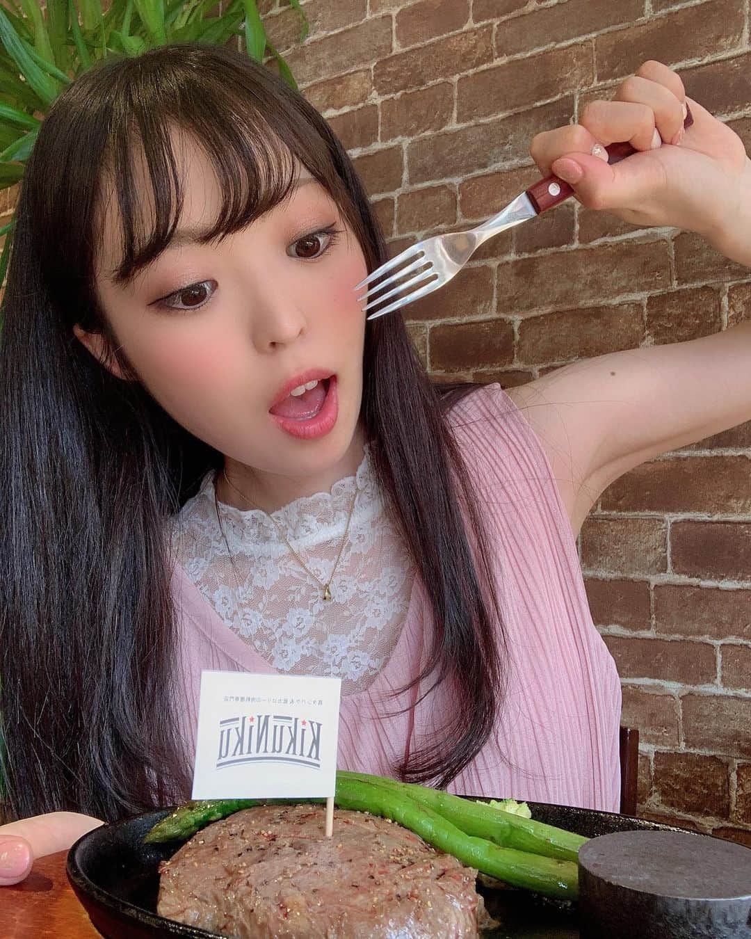 白井佑奈さんのインスタグラム写真 - (白井佑奈Instagram)「YouTubeもアップしました💗詳しくは動画を見てね♪ . #kikuniku  . . 👑ボディビルダーが常連！赤身肉たくさんお肉専門店👑 . . ミスジステーキ(¥1220) . ステーキは固いと思っててすみません😹💗すっごく柔らかくてボリューミーなお肉✨ . . 『高タンパク質、低カロリー』が売りで、有名なボディビルダーの方々も通ってるみたい💪 . ダイエット中の方には特にオススメ！🥺みんな行って欲しい〜💕 . . . ＊＊＊＊＊＊＊＊＊＊ 高タンパク質&低カロリーの肉料理専門店 KikuNiku @kikuniku.okinawa  lunch:11:00~15:00 dinner:17:00~22:00 〒902-0061 沖縄県 那覇市古島1-16-1 TEI: 098-800-2699 ＊＊＊＊＊＊＊＊＊＊ . プロフィールリンクはこちら👉 @yuna_smile0130  . . . #しらいゆな #yunashirai #shiraiyuna #高タンパク質低カロリー #沖縄グルメ #沖縄旅行 #沖縄観光 #沖縄 #古島 #古島グルメ #沖縄ステーキ #沖縄ランチ #沖縄ディナー #赤身肉  #ロカボ #糖質制限ダイエット #糖質制限メニュー #筋トレ女子 #steak #食べ歩き #ステーキ #グルメな人と繋がりたい #カフェ巡り好きな人と繋がりたい  #肉好きな人と繋がりたい #肉女子 #ダイエット #japanesegirl #followｍe #okinawa」7月10日 18時11分 - yuna_smile0130