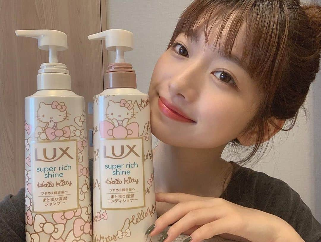 小室安未さんのインスタグラム写真 - (小室安未Instagram)「- 🍎🍏 今月のLUXgirl投稿は 6/22発売！サンリオキャラクターズとの 限定パッケージ👑 LUXのためのスペシャルコラボデザイン👏🏻 髪が潤ってふわっとするスーパーリッチシャインシリーズがキティちゃんの大好きなリンゴの香りになってるよ✌︎✌︎ . . 『ユニリーバ×サンリオキャラクターズ 夏のリフレッシュキャンペーン』 🗣6月1日(月)からリプトンを除くユニリーバ製品を1000円(税込)以上購入すると サンリオキャラクターズのオリジナルグッズが抽選で当たるキャンペーン実施中！ 詳しくはタグをつけてるラックス公式Instagramでチェックしてみてね！  #ラックス#このツヤが好き#ラックスガール #私の輝き方は私が選ぶ#スーパーリッチシャイン #サンリオキャラクターズコラボ#限定パッケージ #サンリオキャラクターズ #ハローキティ#キティちゃん #pr」7月10日 18時12分 - ami_komuro