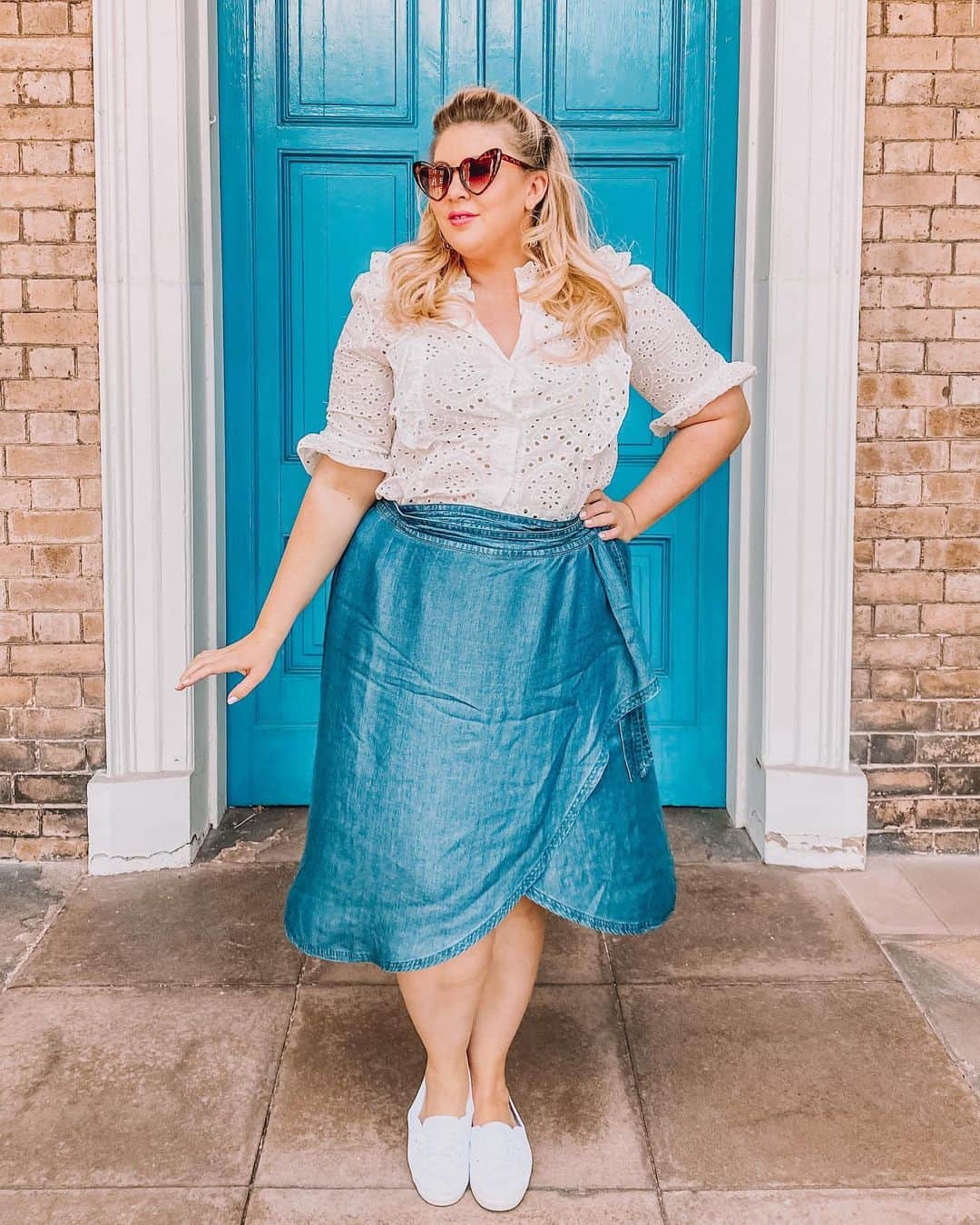 ルイーズ・ペントランドさんのインスタグラム写真 - (ルイーズ・ペントランドInstagram)「🐚 Ever heard the ‘rules’ about clothes when you’re #plussize? Don’t wear white, you can’t wear horizontal stripes, no crop tops, blah blah blah. Ring any bells? . I really like wearing white. It don’t think it makes me look bigger, I think it just makes me look like a size 20-22 woman in white clothing- wild eh? Black clothing is slimming but it’s not magic, yanno? A baggy black top isn’t an invisibility cloak. You may as well just wear the pieces you think are pretty. If they fit you (that’s another issue - dear God when will all retailers cover all plus sizes?!), put them on! . Broderie Anglais is one of my favourite types of fabric. I think it adds interest, it’s feminine (which I like but respect isn’t everyone’s cup of tea) and pretty. It’s quite a stiff fabric to hides lumps and bumps easily and is a lot warmer than you’d think! . I took these photos last week and since then, the brand I bought the top from has come into question for it’s ethics. I’ve also seen articles suggesting things are all ok but I’ve made the decision not to tag or promote them until things are fully clear. I hope you don’t mind. I have linked a whole load of other broderie anglais tops/dresses/skirts in my stories though for this weeks Friday Style Finds so you won’t be without inspiration!! . Are you enjoying these Friday posts? What sort of things do you find yourself living in at the mo? Inspire me haha! Xxx #louisepentlandstyle . (Skirt was ad|gifted from @veryuk as part of a previous partnership- goes with everything though!!💪🏻) #LouisePentlandStyle」7月10日 18時19分 - louisepentland