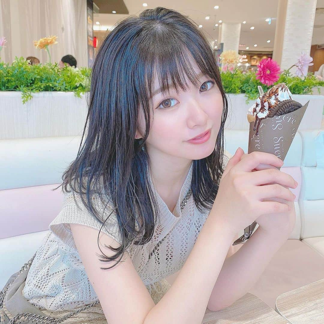 伊藤りかさんのインスタグラム写真 - (伊藤りかInstagram)「． 髪の毛を黒に近いカラーに染めてきた◌ こんなに、暗くするのは久しぶりやから 不安やったけどストーリーで みんなが褒めてくれて嬉しかった。。☺️💘 * マスクつけてたのでヨレヨレ。笑 最近は下地とパウダーのみのノーファンデ生活♡ * @hanchan_gif.hair が つけたカラー名は、 "フォンダンショコラ" 見た目は黒い(暗い)けど、 開けたら出てくる(抜けたら色が出てくる)イメージ❣️ 室内は６レベル、自然光は８レベルで ハイライトをたっぷりいれてもらってます🌷✨ * @moomo9112 #ムーモ へ １番質問の多かったVIOの使用について！ オススメしないのはデリケートゾーンって事もあるし 医薬部外品の除毛クリームなので 安全面から顔やVIOは 控えるようにとネットにも記載されてたからです🌼 手や足は、水などの水分をしっかり拭き取ってから ムダ毛が隠れるぐらいの量を目安に塗布すると◎ 最短５分でツルッツルのお肌になります🤍 * #男の子ママ #男の子ベビー #おとこのこママ  #黒髪 #暗髪カラー #暗髪 #暗髪グレージュ #フォンダンショコラ #黒髪ロング #グレージュ #除毛クリーム #マスクメイク #ノーファンデ #ヘアスタイル #簡単アレンジ #前髪アレンジ #ママコーデ #ママライフ #ママファッション #カラコン #ナチュラルメイク #ハイライトカラー #pr #fashion #code #ootd #hairstyle #伊藤りか #snsクリエイター」7月10日 18時16分 - rrrika.i