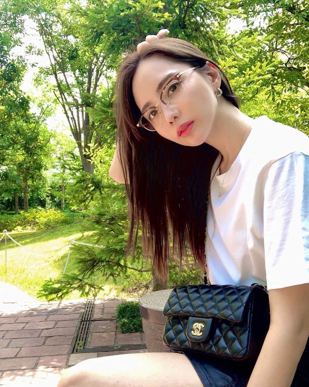 のインスタグラム：「こんなに東京から出ない日々が続くのは、社会人になってから初めてかもしれないなぁ🍒  電車も極力乗らずに、自転車かタクシー移動にしてるので、行動範囲の狭さったら。笑  次のお休みは自転車でお台場の方までサイクリングでもしてこようかな🚲😊 おでかけ気分味わえそう💕  #カジュアル#オフィスカジュアル#夏コーデ#おうちコーデ#リラックス#白T#ミニスカート」
