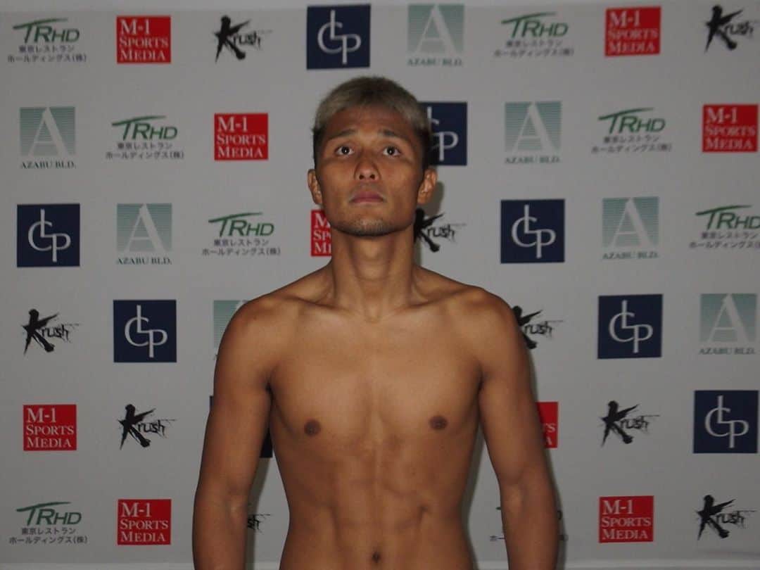 大沢文也のインスタグラム：「62.4キロで計量パス！ しっかりリカバリーして後は明日やるだけ！ 皆さんの応援が力になります！ 皆さん明日は応援宜しくお願いします！ 必ず勝ちます！  #krush #kickboxing #減量 #計量 #キックボクシング」